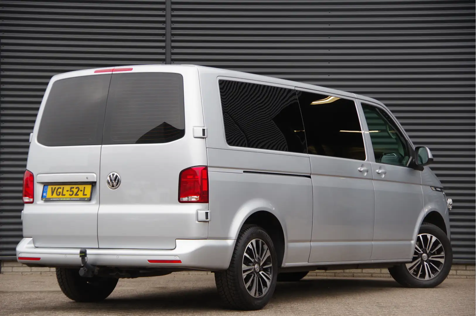 Volkswagen T6.1 Transporter 2.0 TDI L2 BULLI, 150PK AUT. GLASSLOOK, LED, TREKH Gris - 2