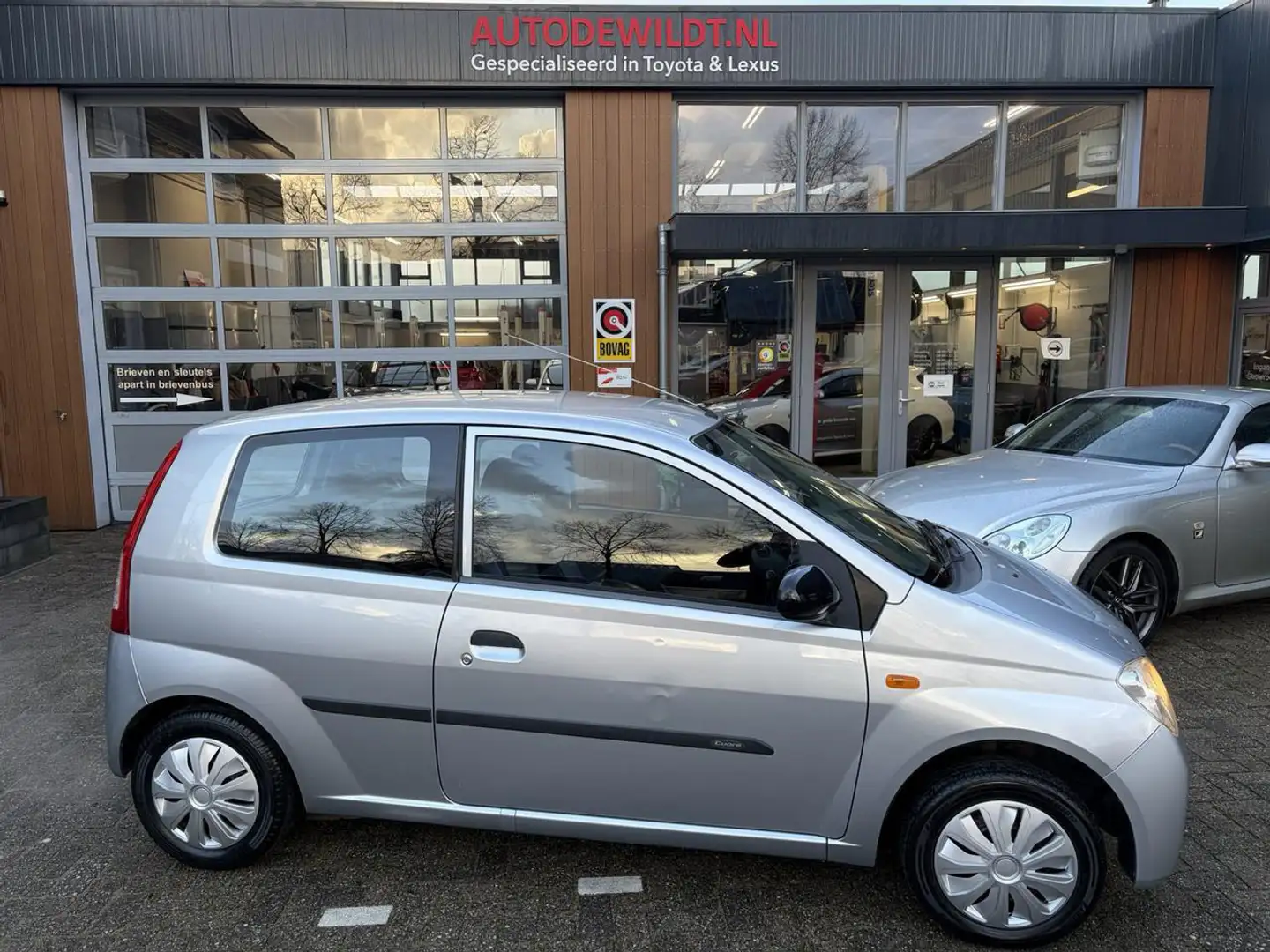 Daihatsu Cuore 1.0 12v Nagano 3-drs A/T + NIEUWE APK Grau - 1