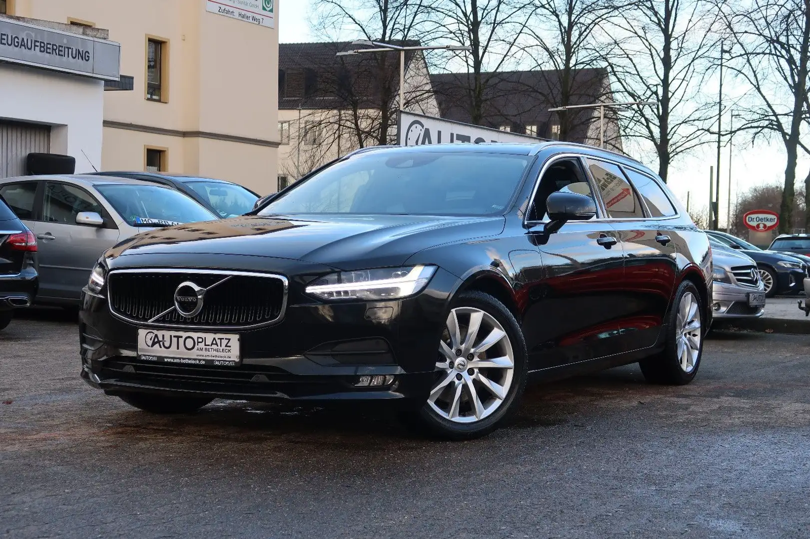 Volvo V90 Kombi Momentum *AUTOM. *LEDER *LED *2.HAND Zwart - 1