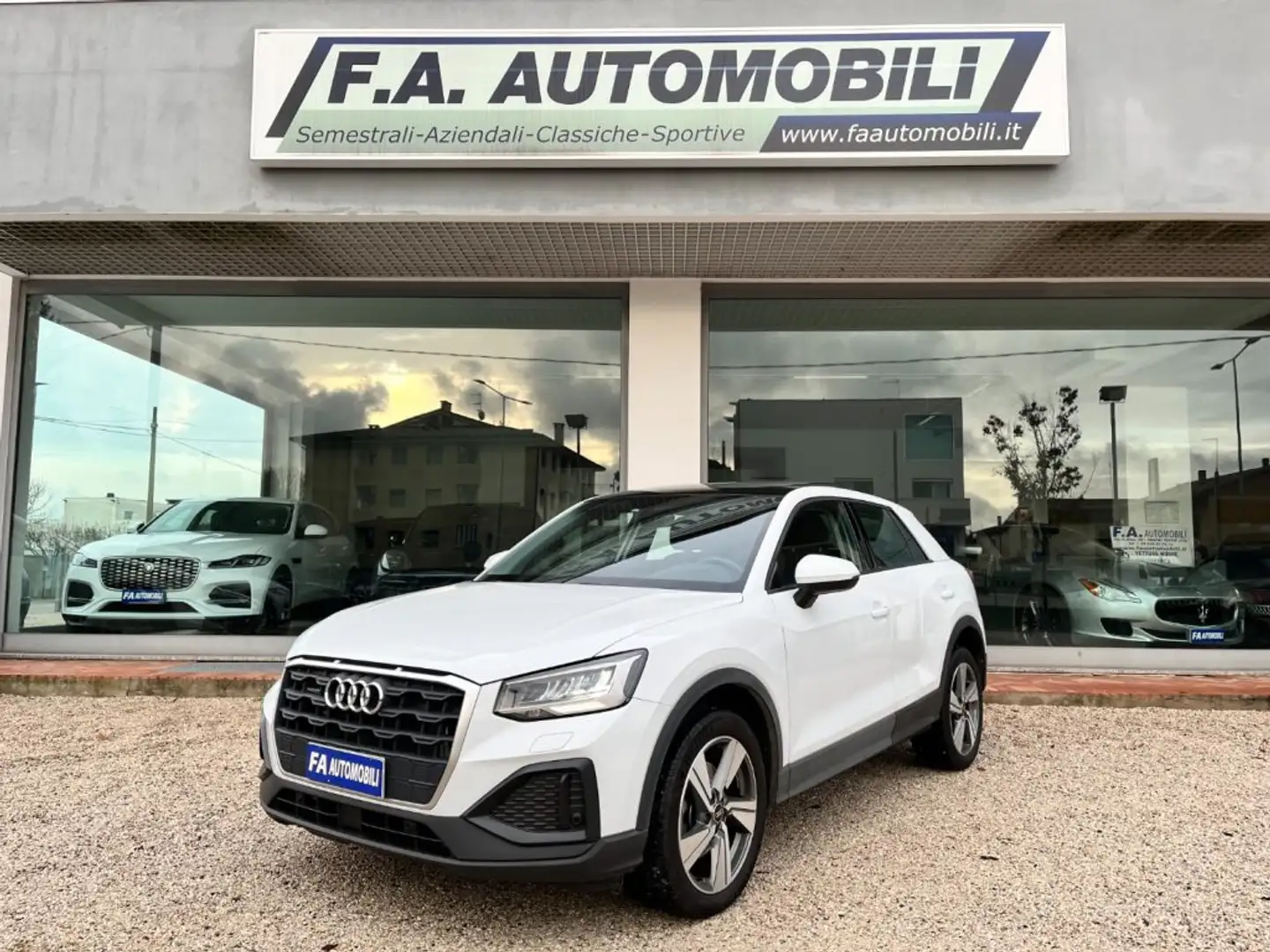 Audi Q2 35 TDI quattro S tronic Business Bianco - 1