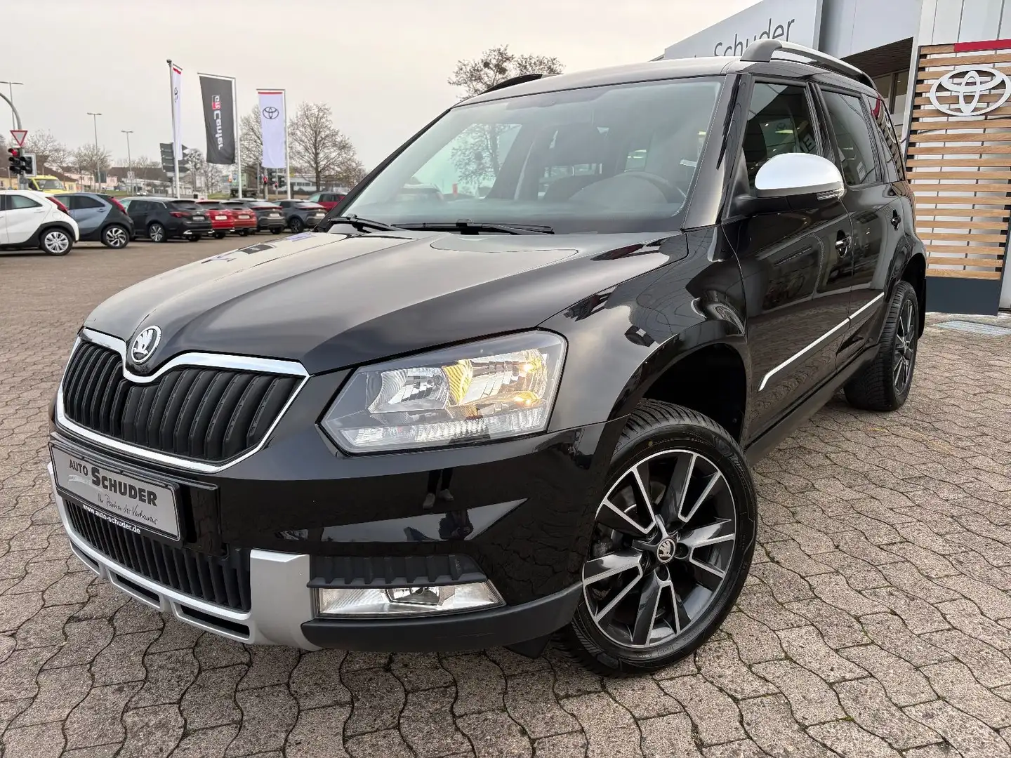 Skoda Yeti Ambition Outdoor **WENIG KILOMETER** Schwarz - 1