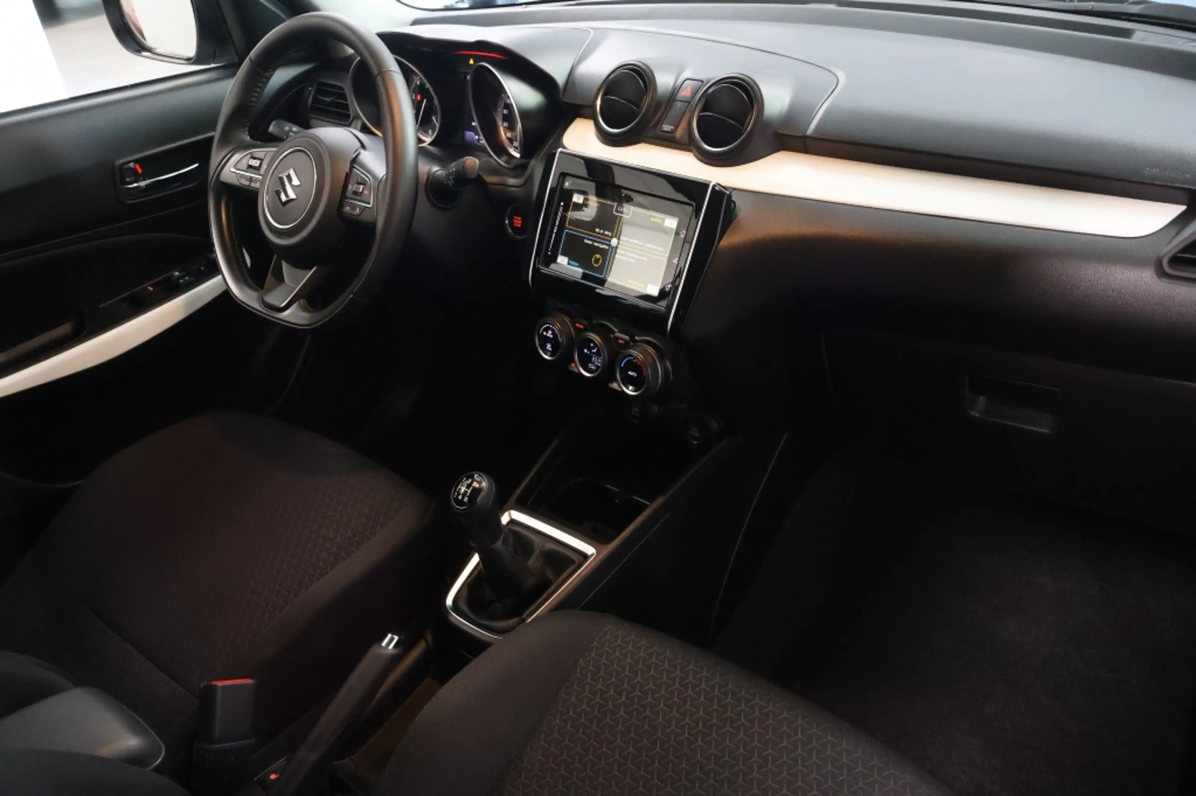 Suzuki Swift 1.0 Stijl Smart Hybrid — photo 10