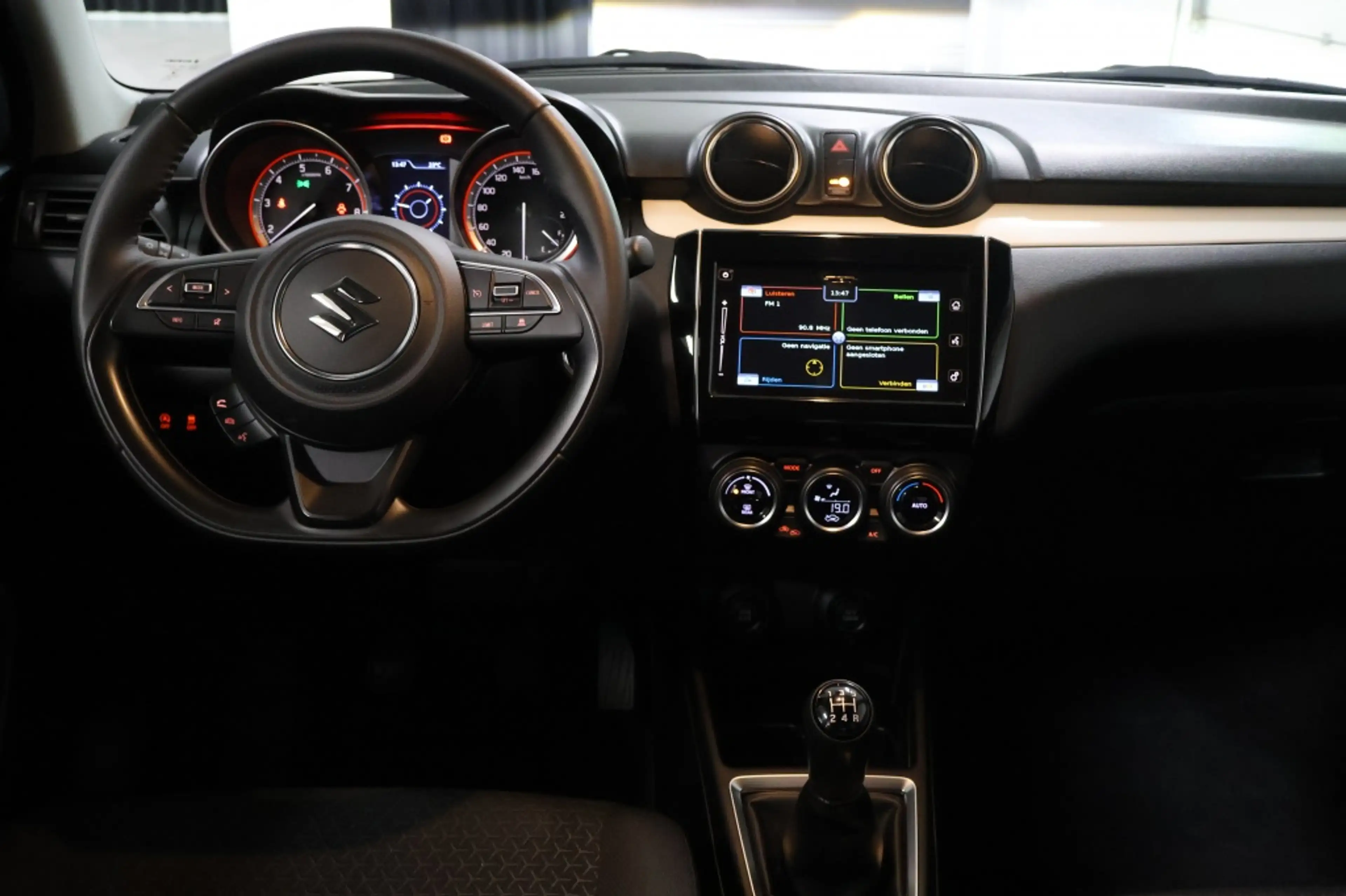Suzuki Swift 1.0 Stijl Smart Hybrid — photo 9