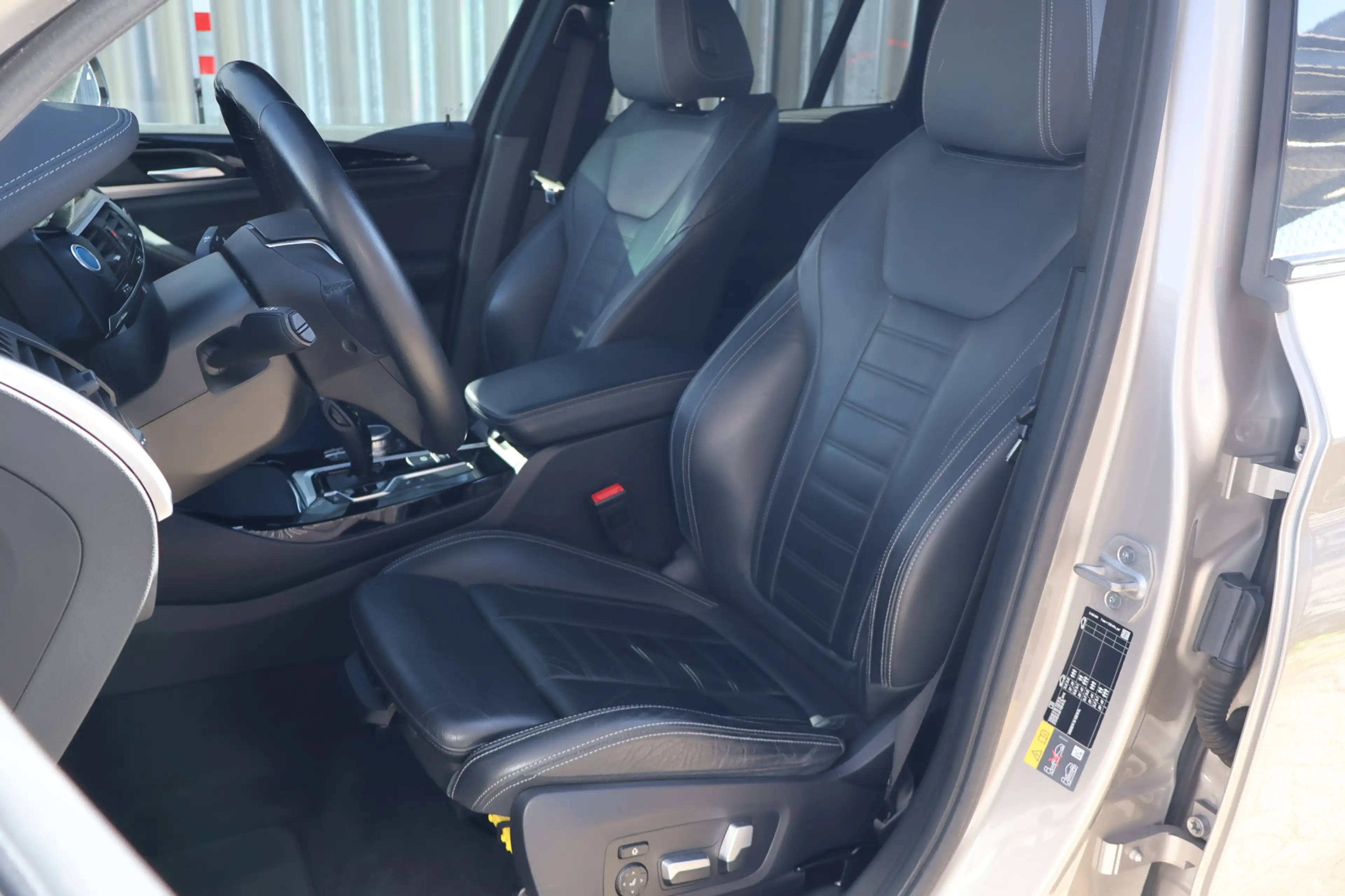 BMW iX3 High Executive / Trekhaak / Sportstoelen / Head-Up — photo 4