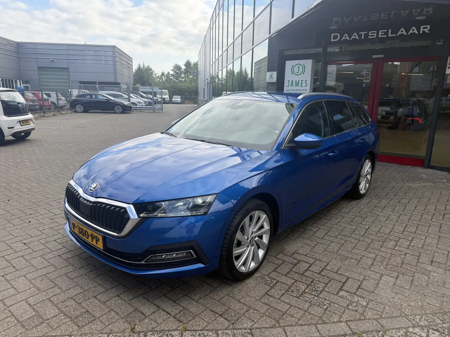 Skoda Octavia Combi 1.5 e-TSI Business Edition Navi Camera Haak Bleu - 2