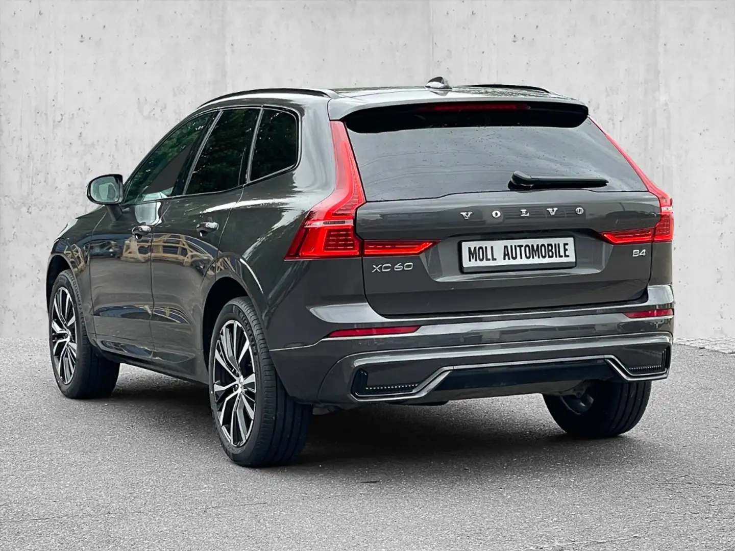 Volvo XC60 Plus Dark 2WD B4 Benzin EU6d digitales Cockpit Mem Grau - 2