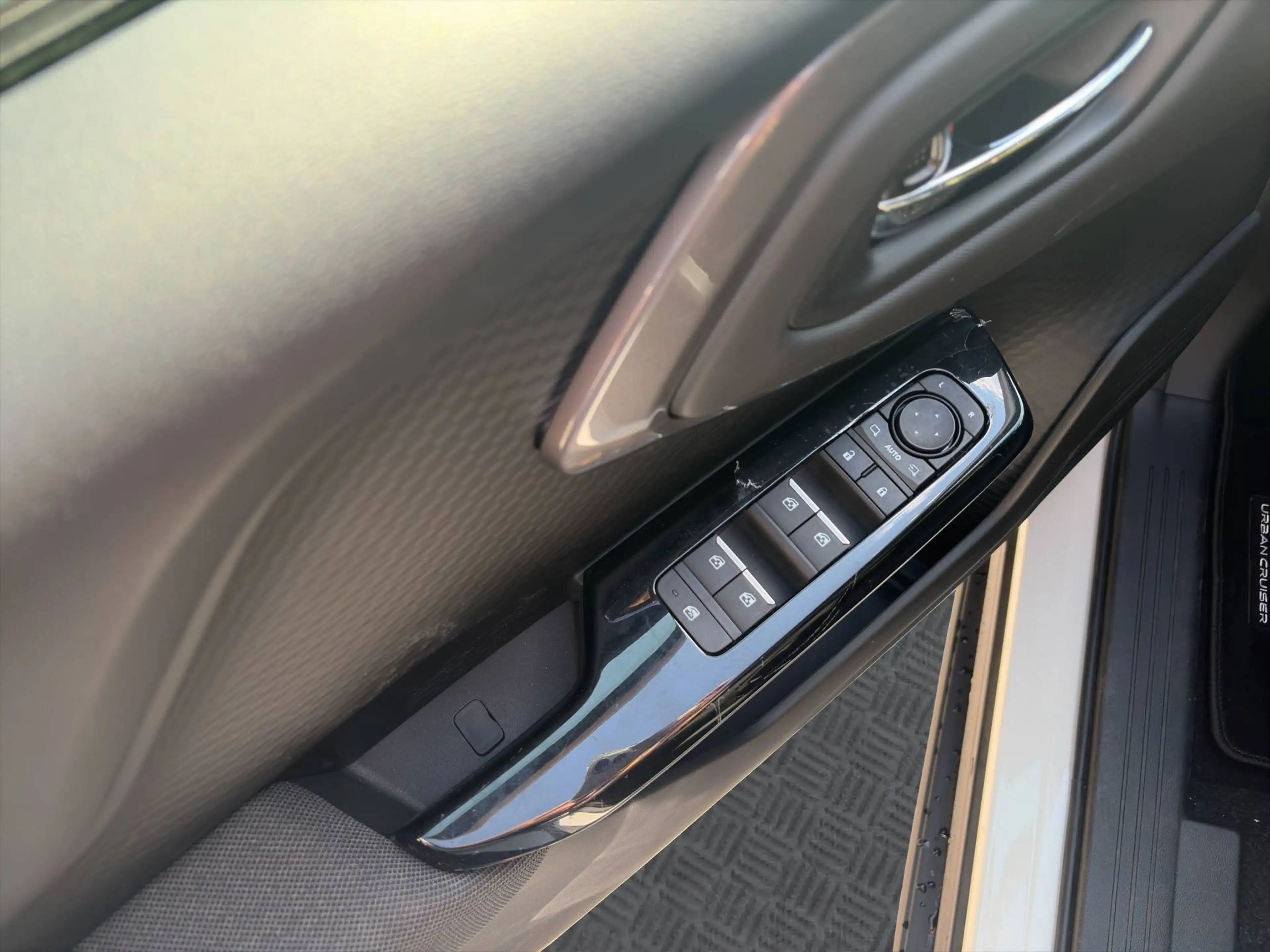 Toyota Urban Cruiser Urban Cruiser 61kWh AWD Lounge — photo 10