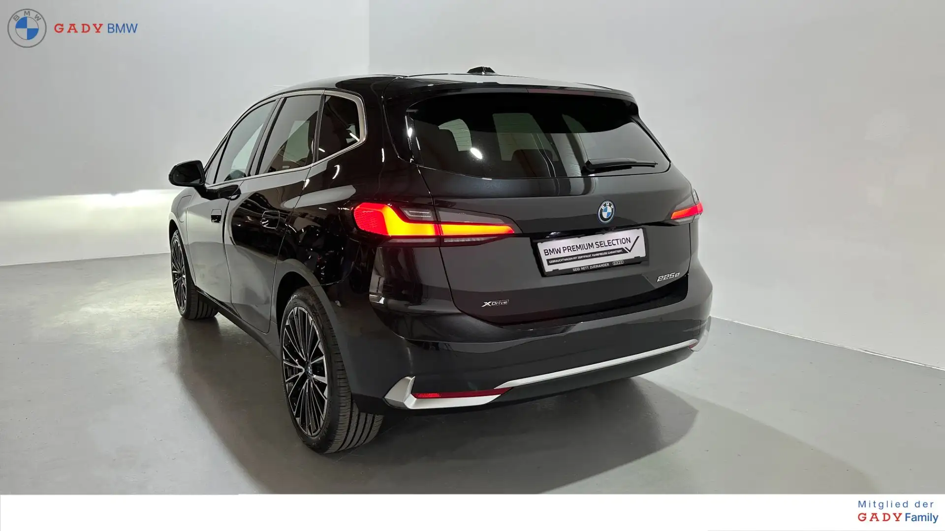 BMW 225 225e xDrive Active Tourer Černá - 2