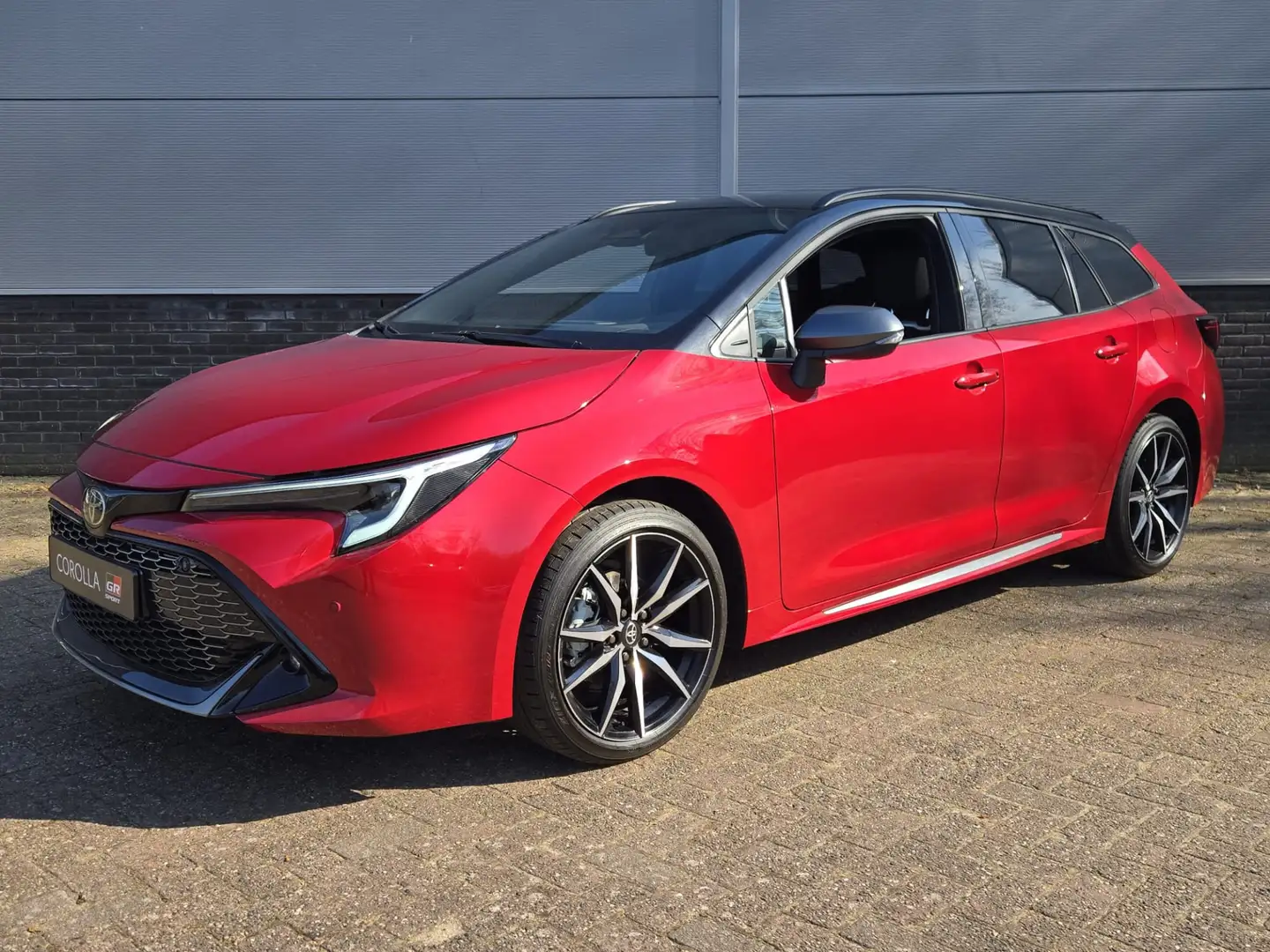 Toyota Corolla Touring Sports Hybrid 140 GR Sport, NIEUW, Voorraa Rood - 1