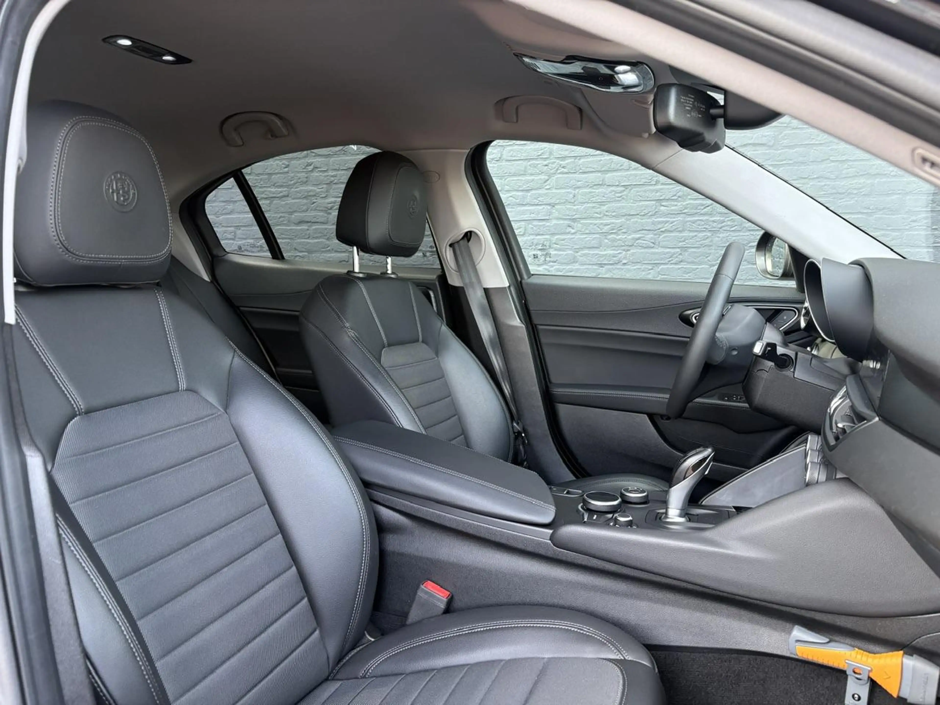 Alfa Romeo Giulia 2.0T Super | Dealer Onderhouden | All Season Bande — photo 12