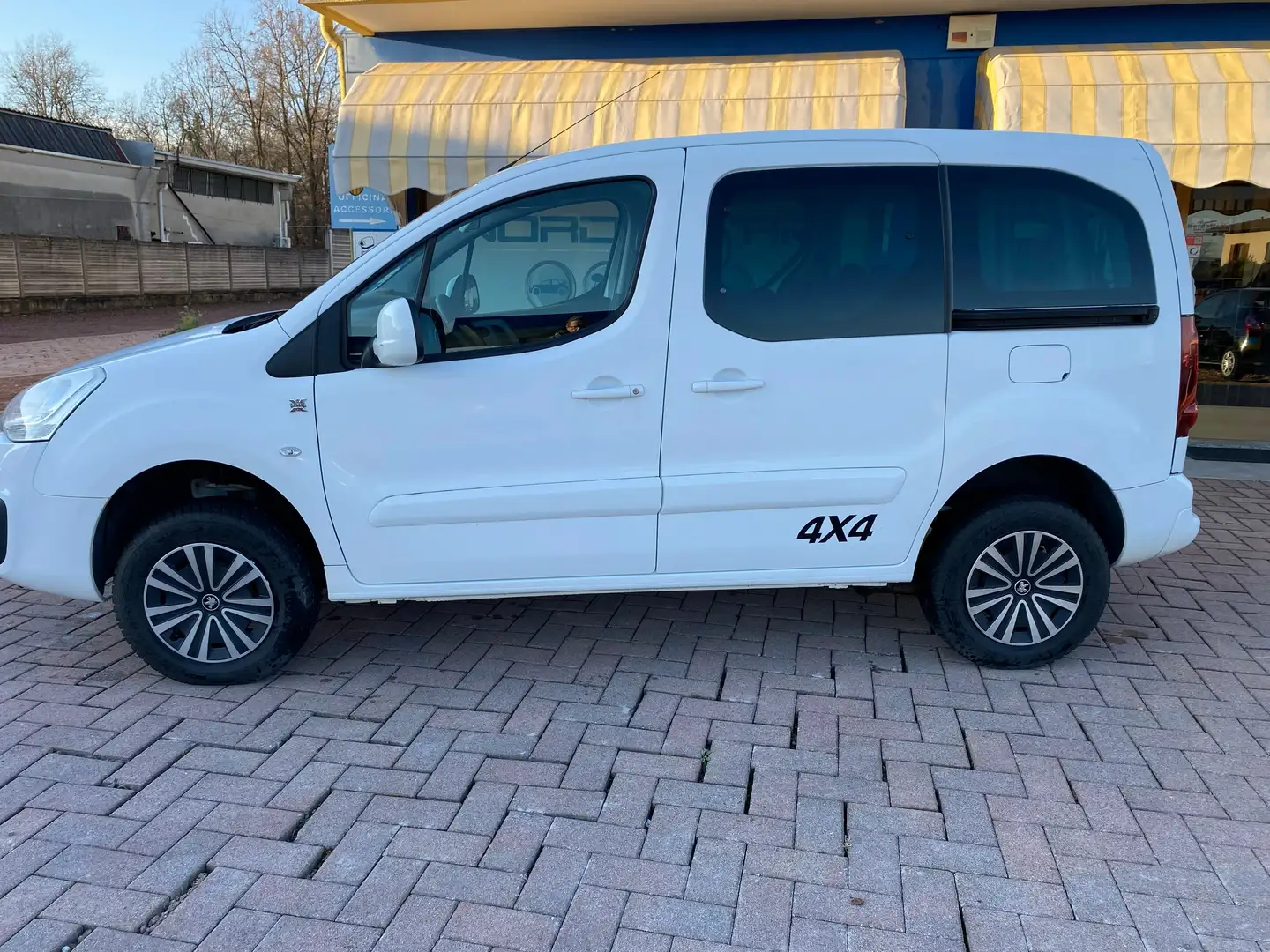 Peugeot Partner Partner Tepee 1.6 bluehdi  tracK control 4x4 100cv Blanc - 2