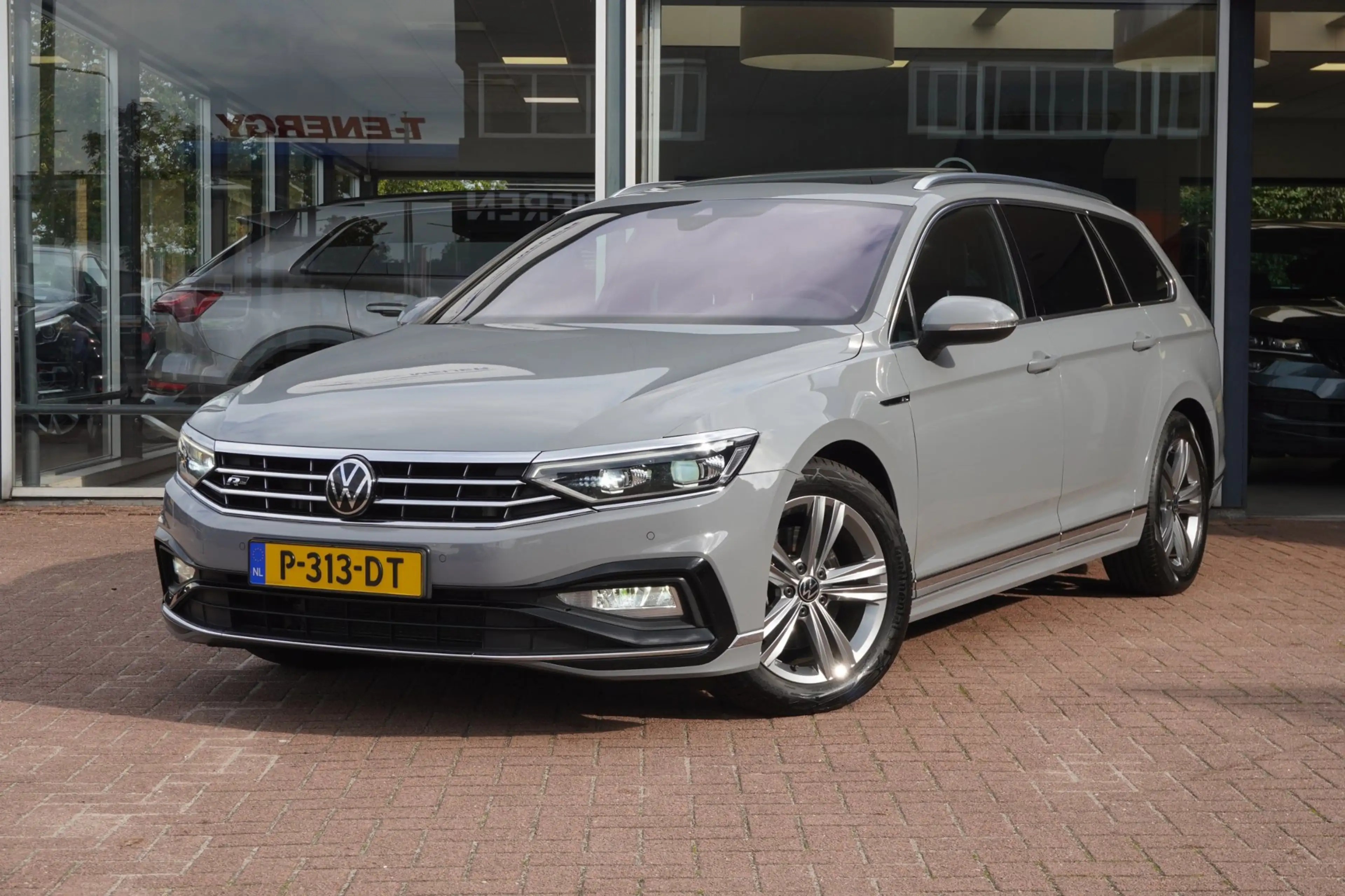 Volkswagen Passat Variant 1.5 TSI R-Line Business + Panodak | Carplay | Auto