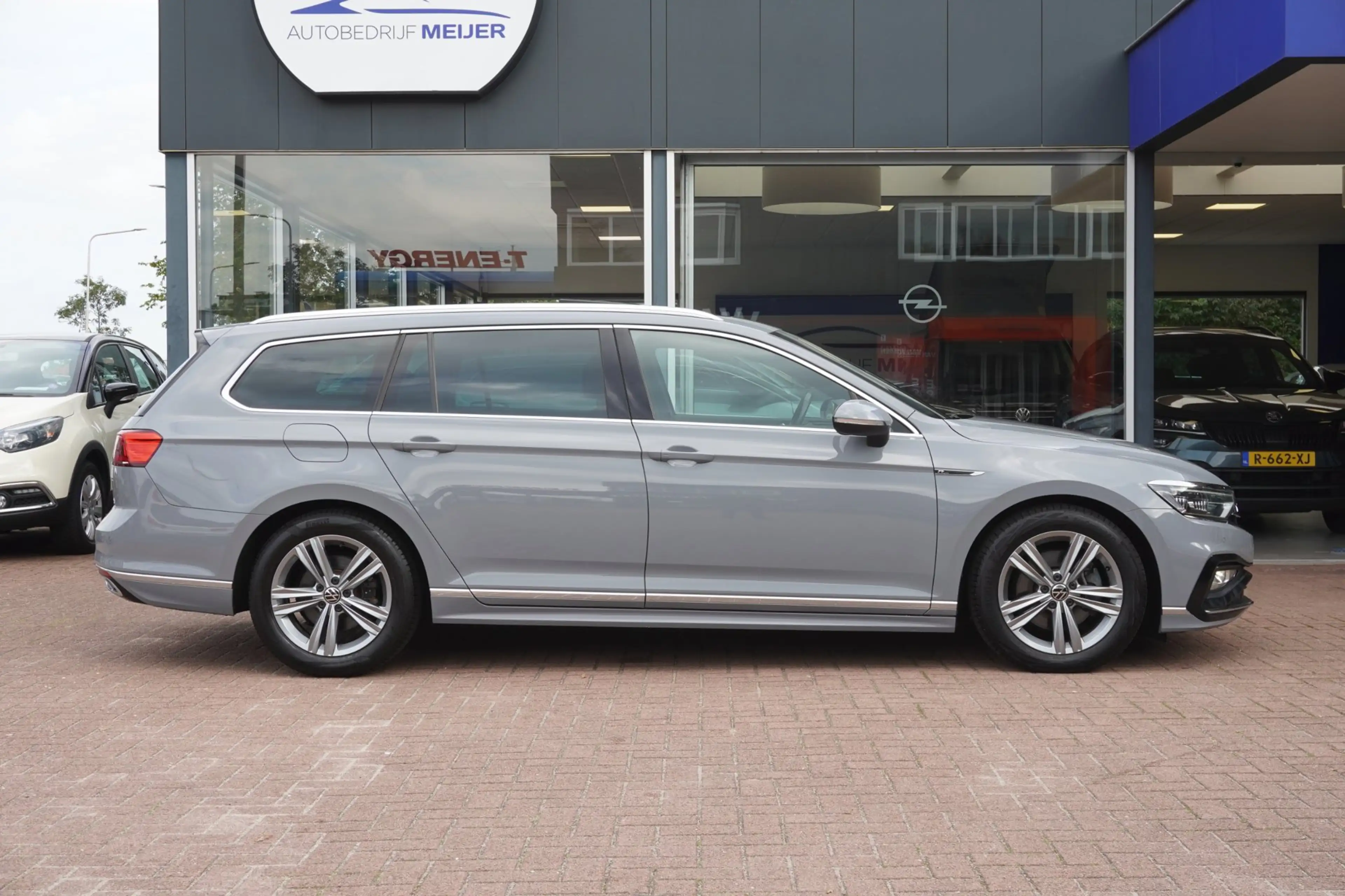 Volkswagen Passat Variant 1.5 TSI R-Line Business + Panodak | Carplay | Auto — photo 3