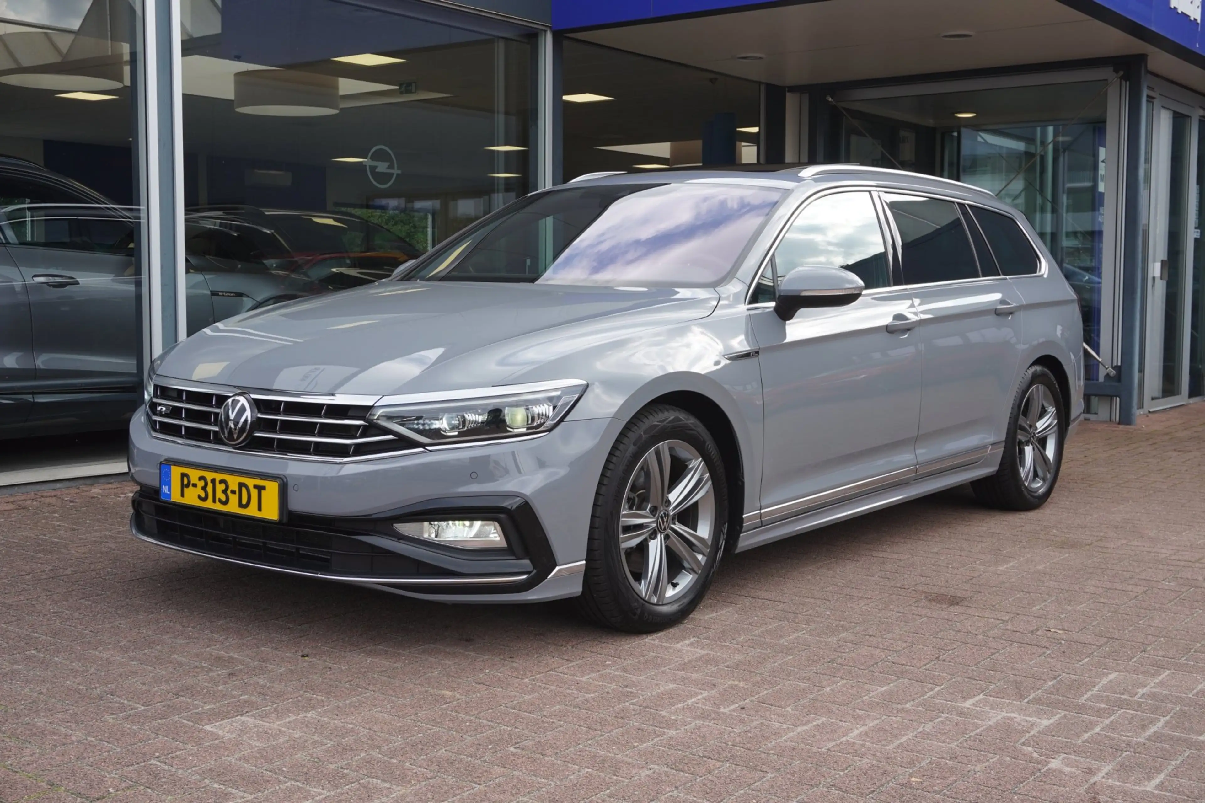 Volkswagen Passat Variant 1.5 TSI R-Line Business + Panodak | Carplay | Auto — photo 5