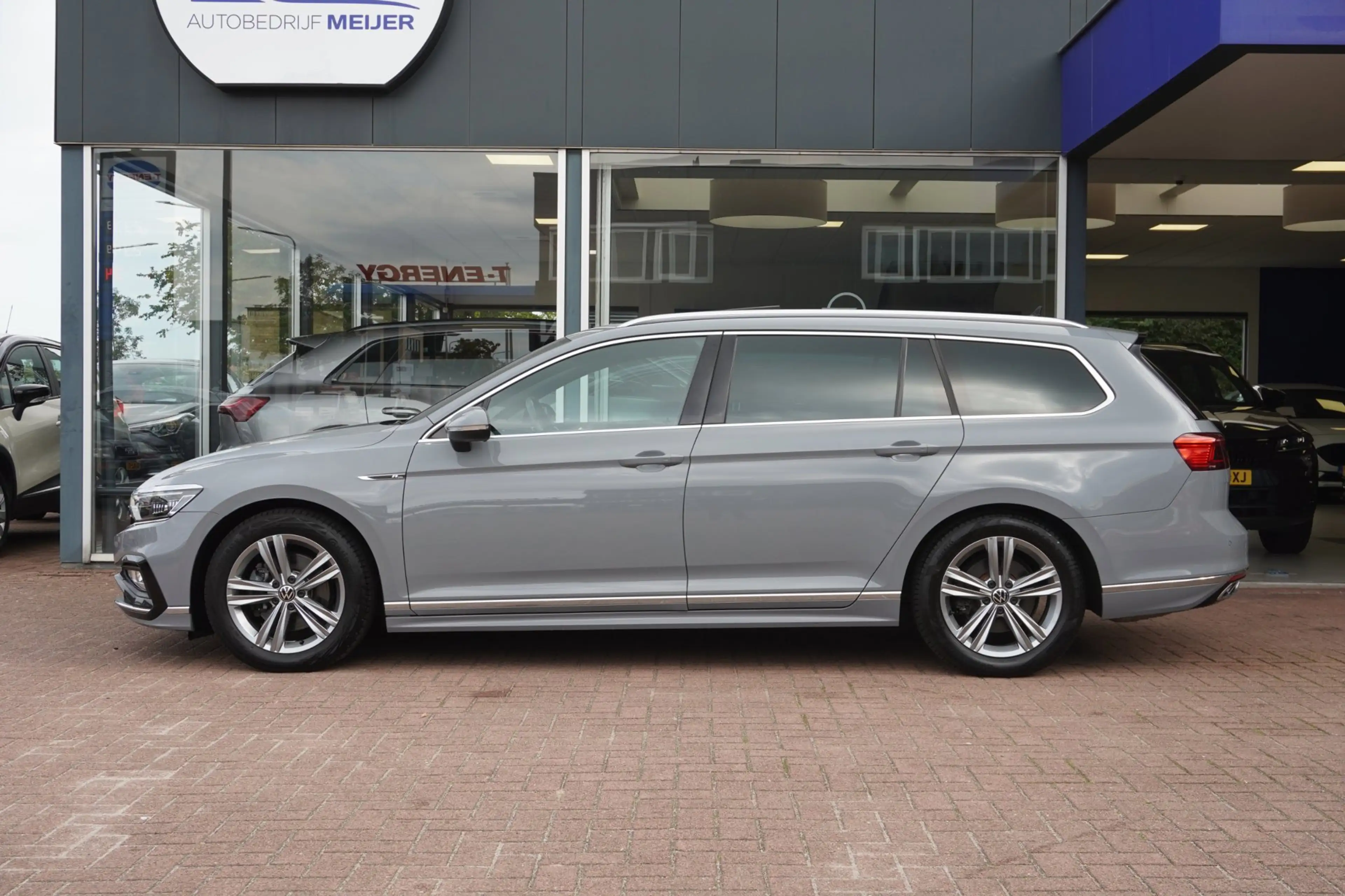 Volkswagen Passat Variant 1.5 TSI R-Line Business + Panodak | Carplay | Auto — photo 2