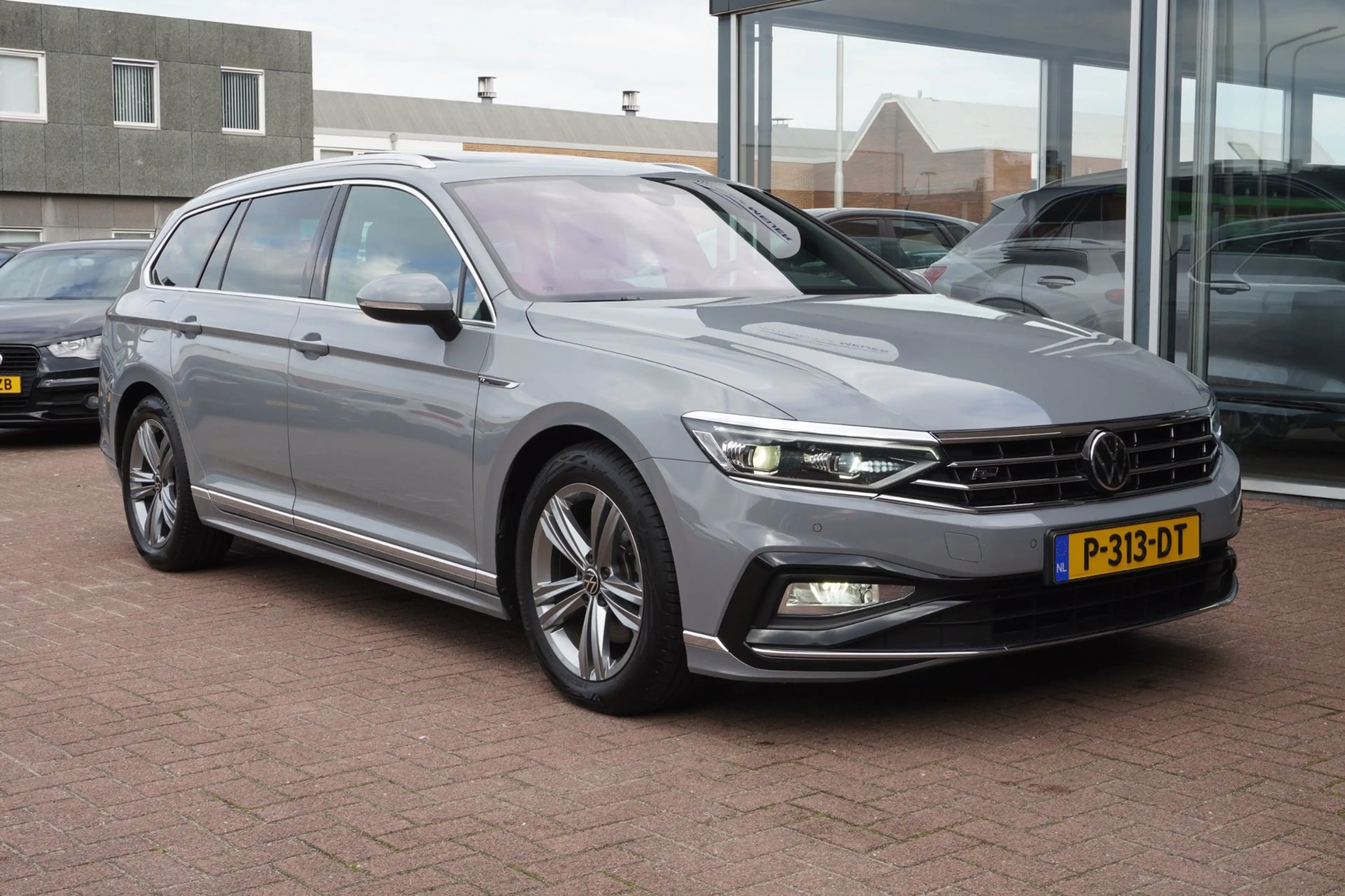Volkswagen Passat Variant 1.5 TSI R-Line Business + Panodak | Carplay | Auto — photo 9