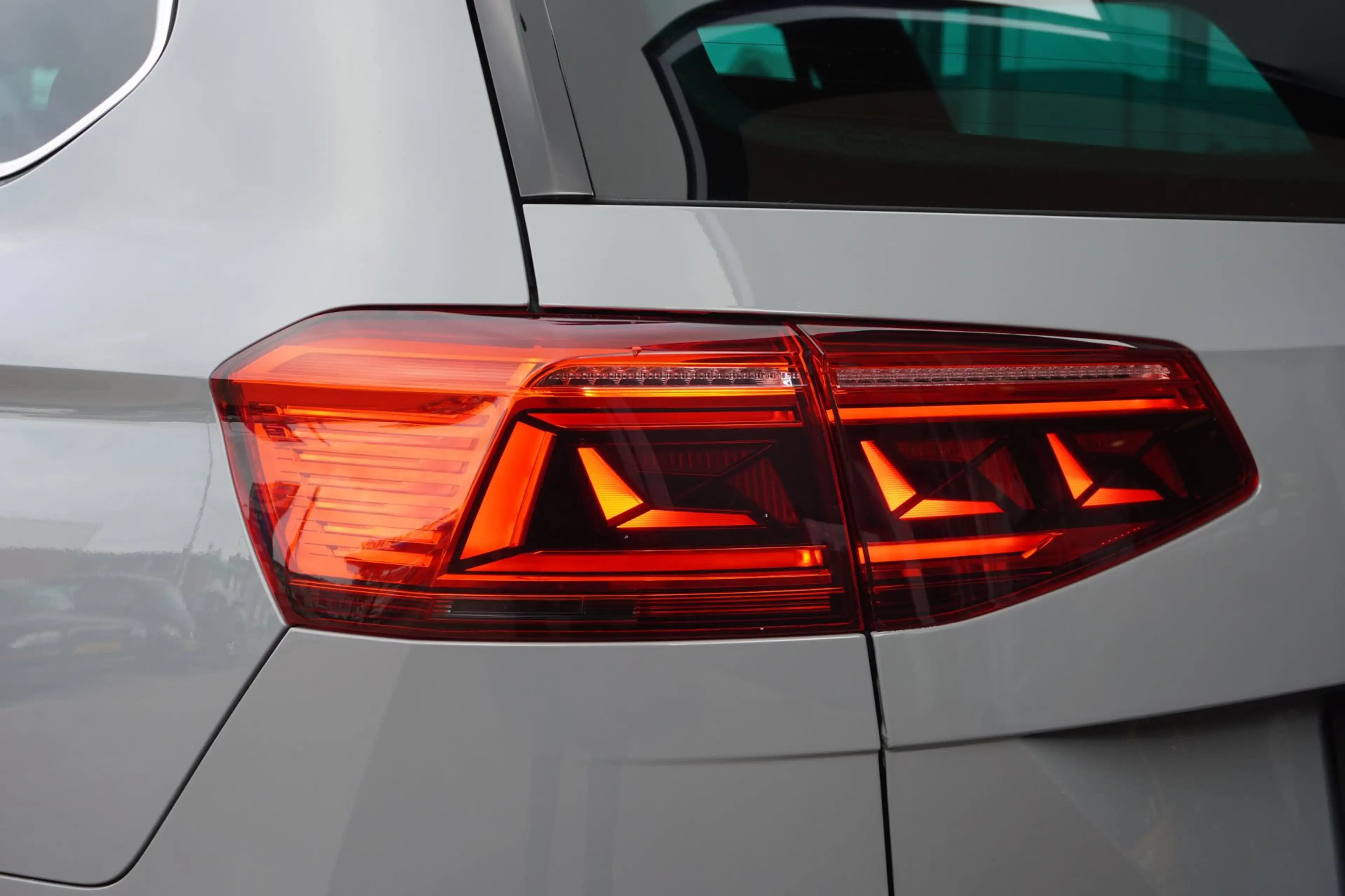 Volkswagen Passat Variant 1.5 TSI R-Line Business + Panodak | Carplay | Auto — photo 11