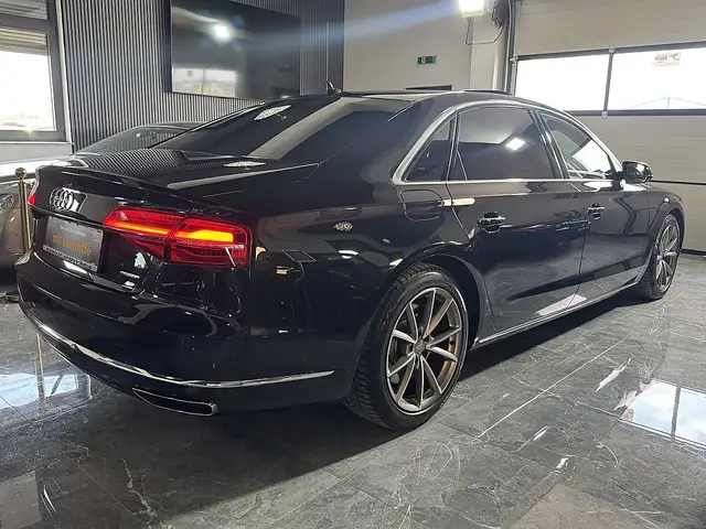 Audi A8 view 8