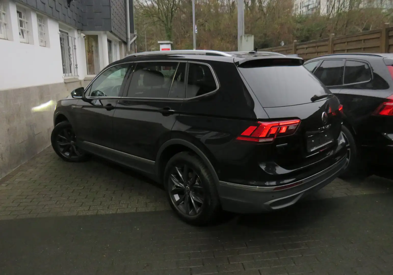 Volkswagen Tiguan Allspace Life 4Motion / 7 Sitze & Top Schwarz - 2