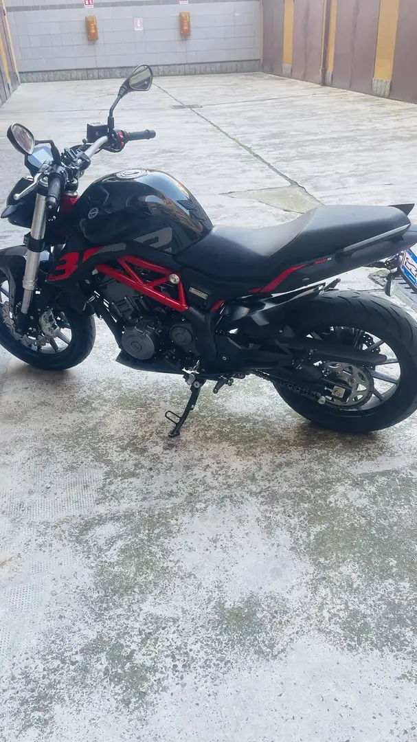 Benelli BN 302 Benelli 302S ABS Negru - 2