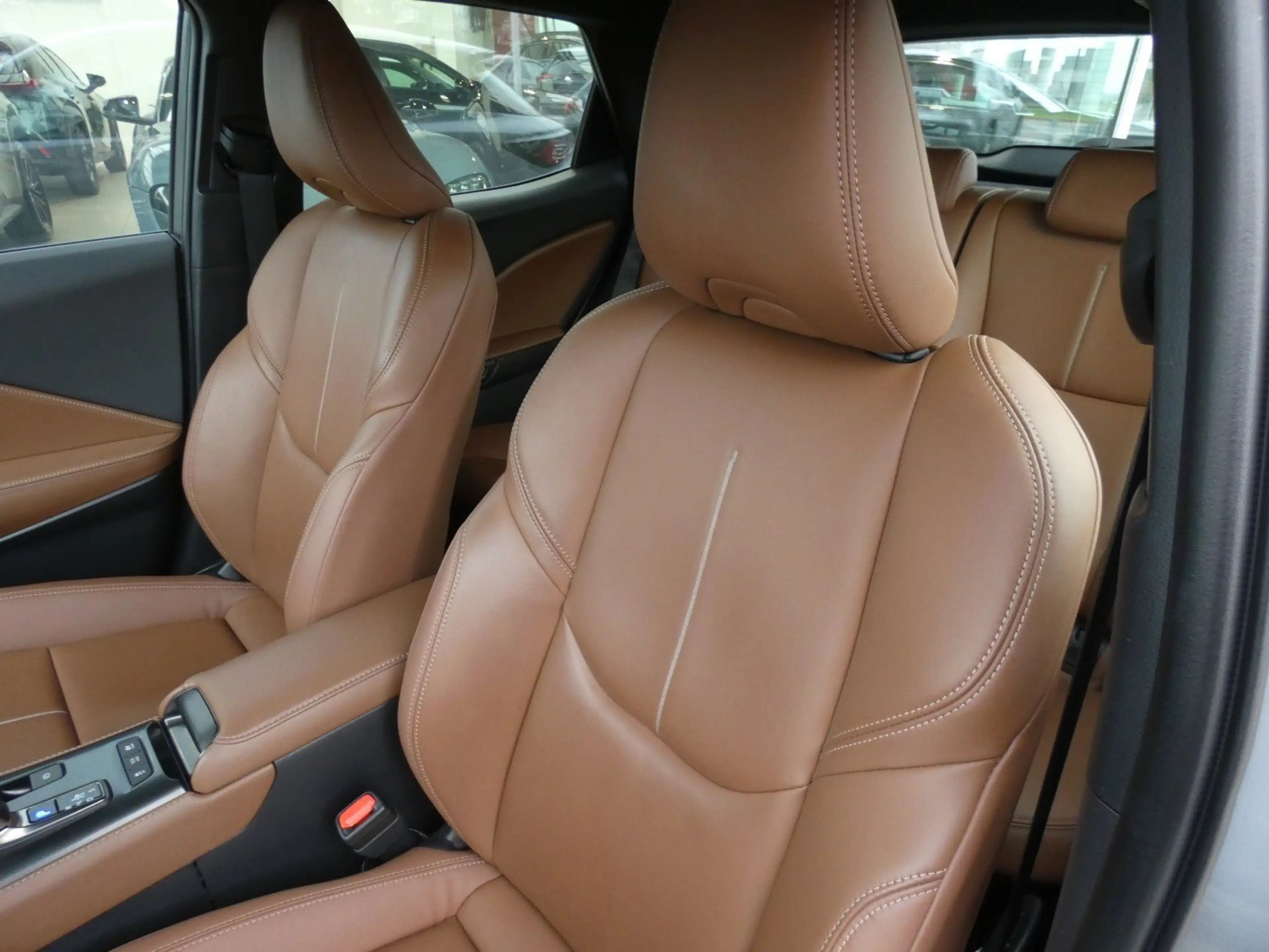 Lexus LBX Hybrid Relax +Executive pack *LEDER+Elektr koffer* — photo 12