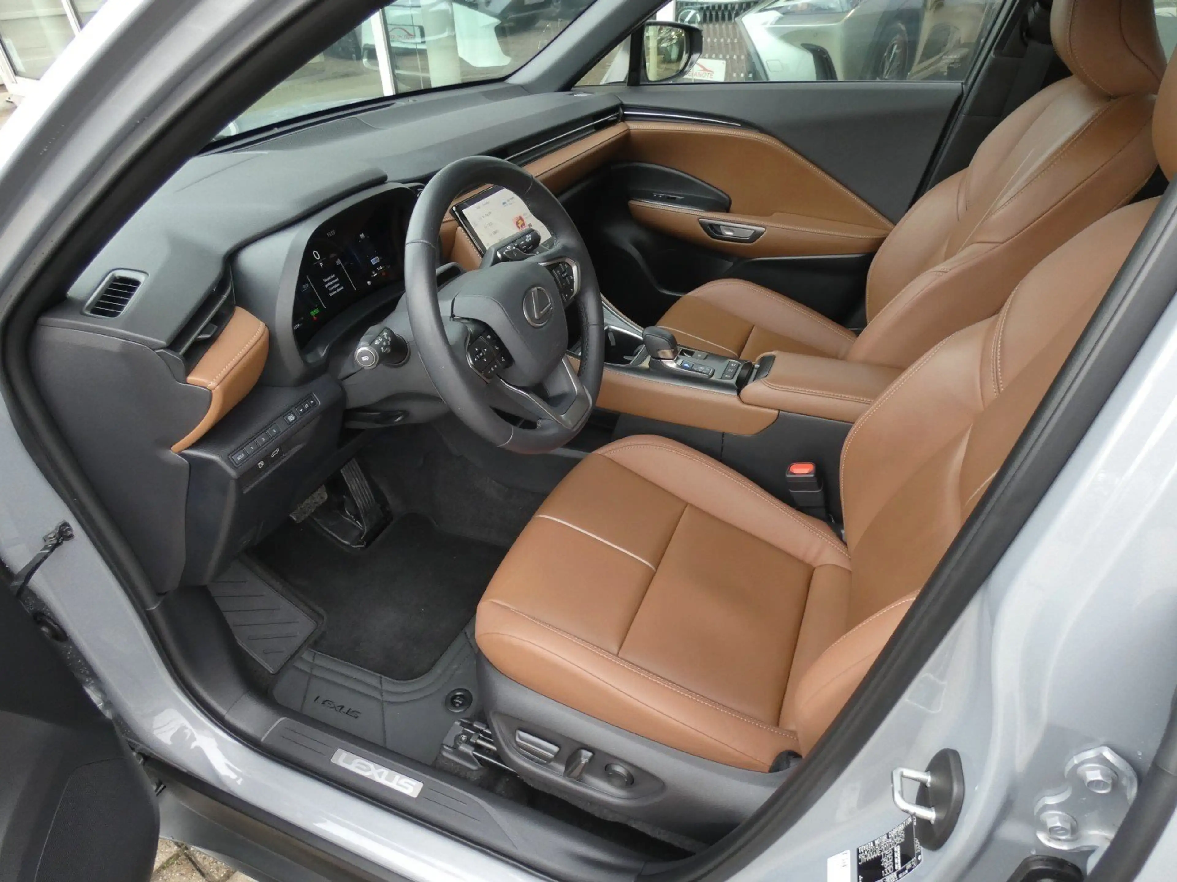 Lexus LBX Hybrid Relax +Executive pack *LEDER+Elektr koffer* — photo 11