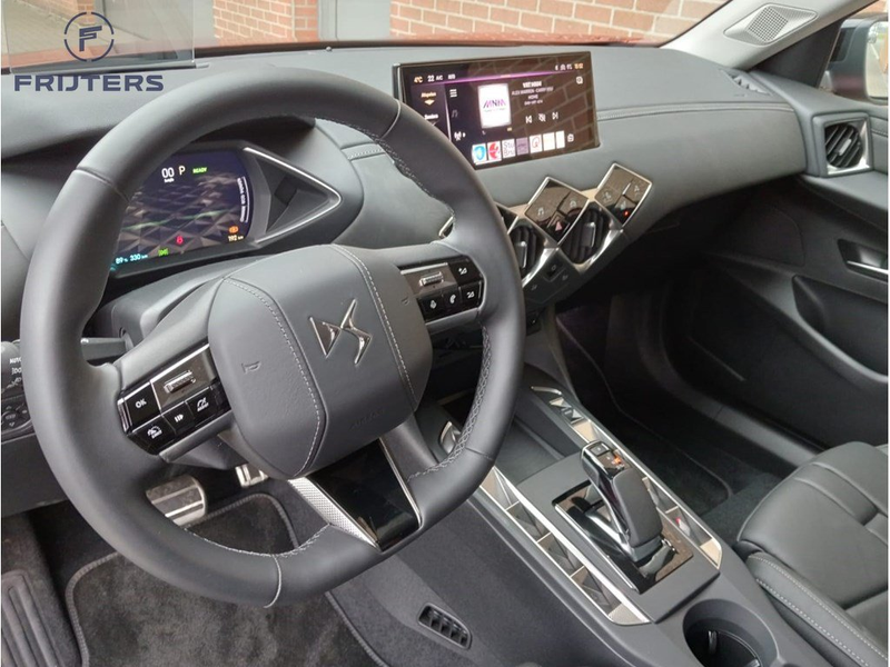 DS Automobiles DS 3 Opera E-TENSE — photo 9