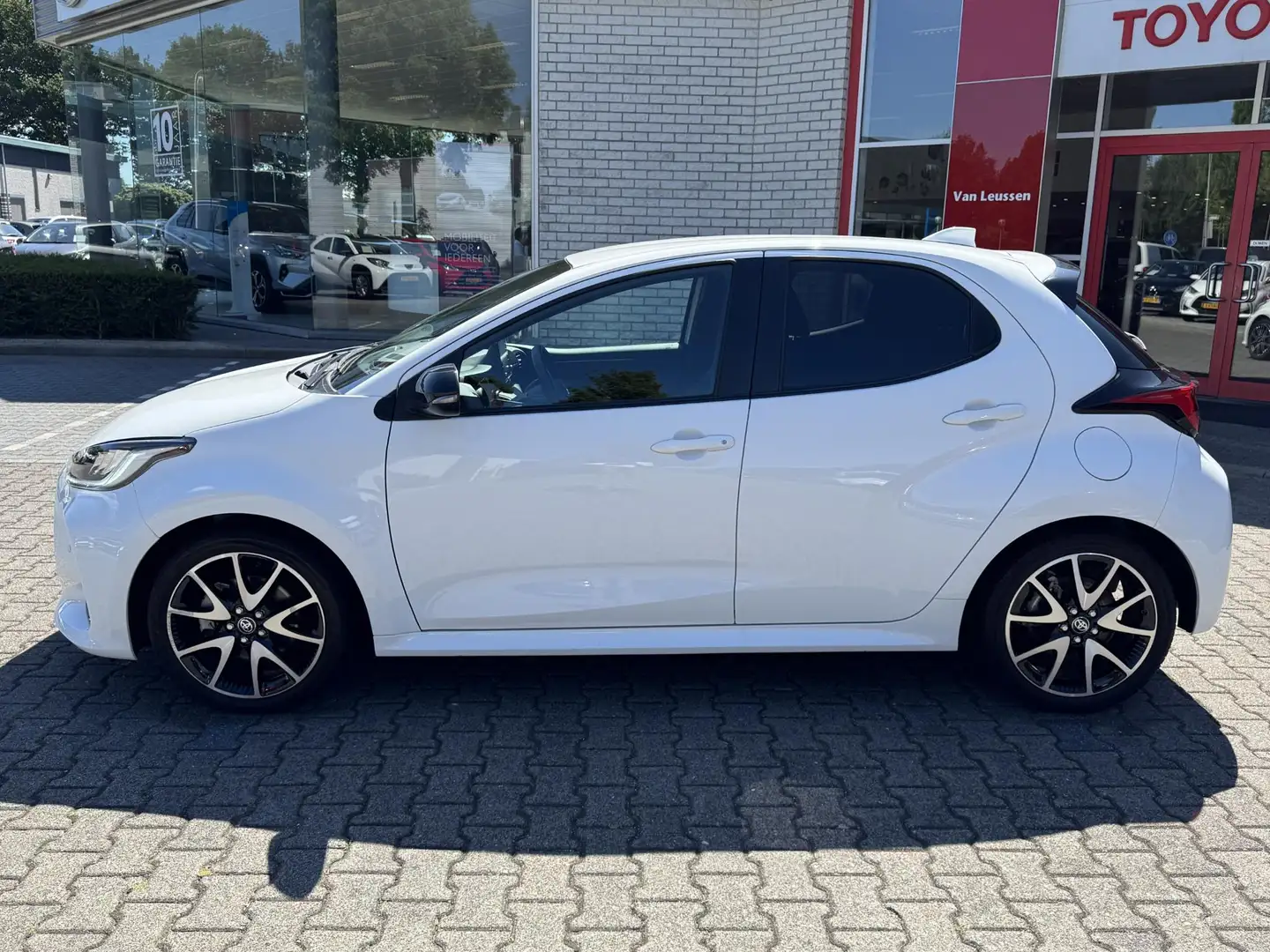 Toyota Yaris 1.5 HYBRID EXECUTIVE NL-AUTO STOELVERW PARK-SENSOR Wit - 2