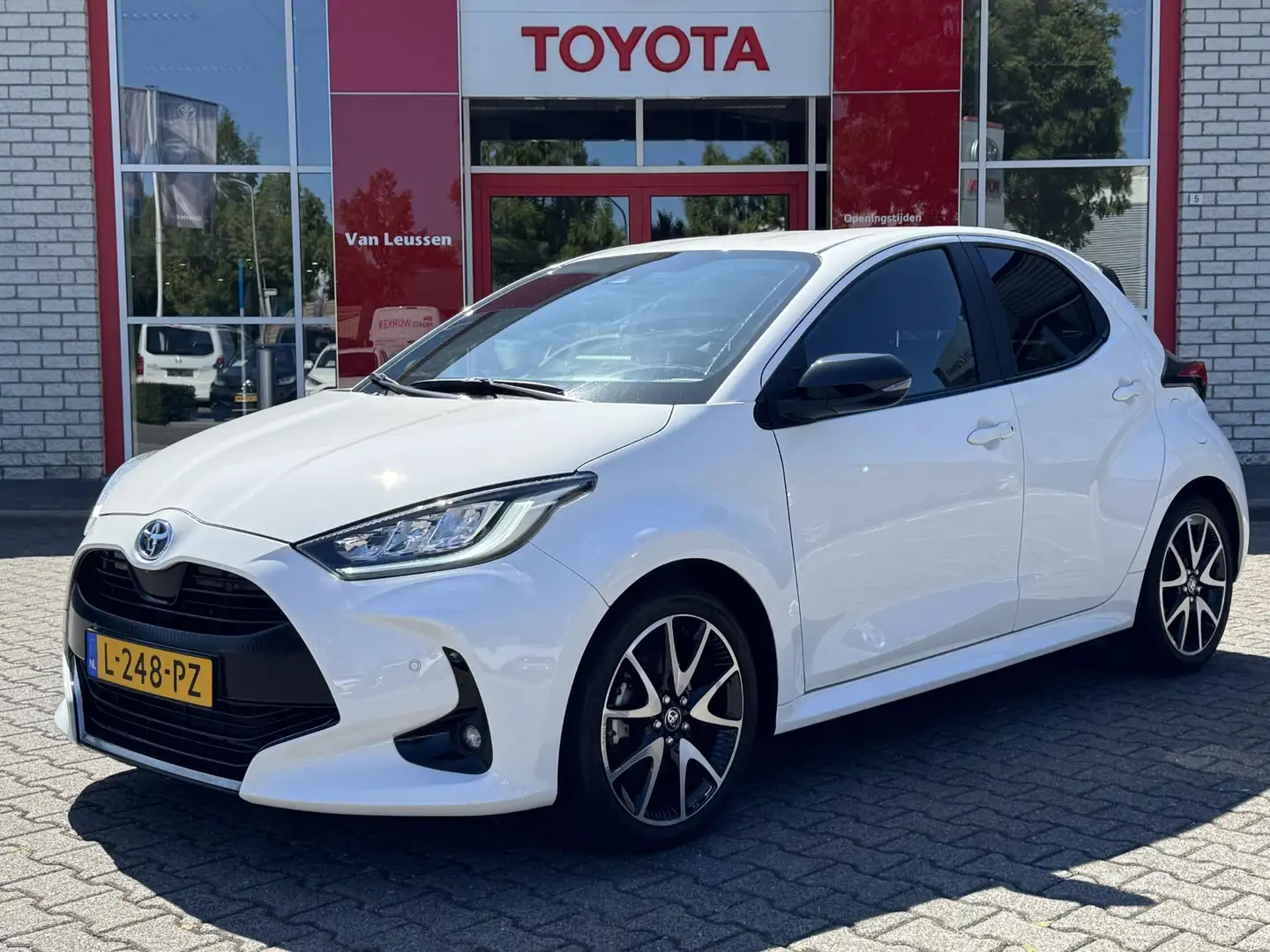 Toyota Yaris 1.5 HYBRID EXECUTIVE NL-AUTO STOELVERW PARK-SENSOR Wit - 1
