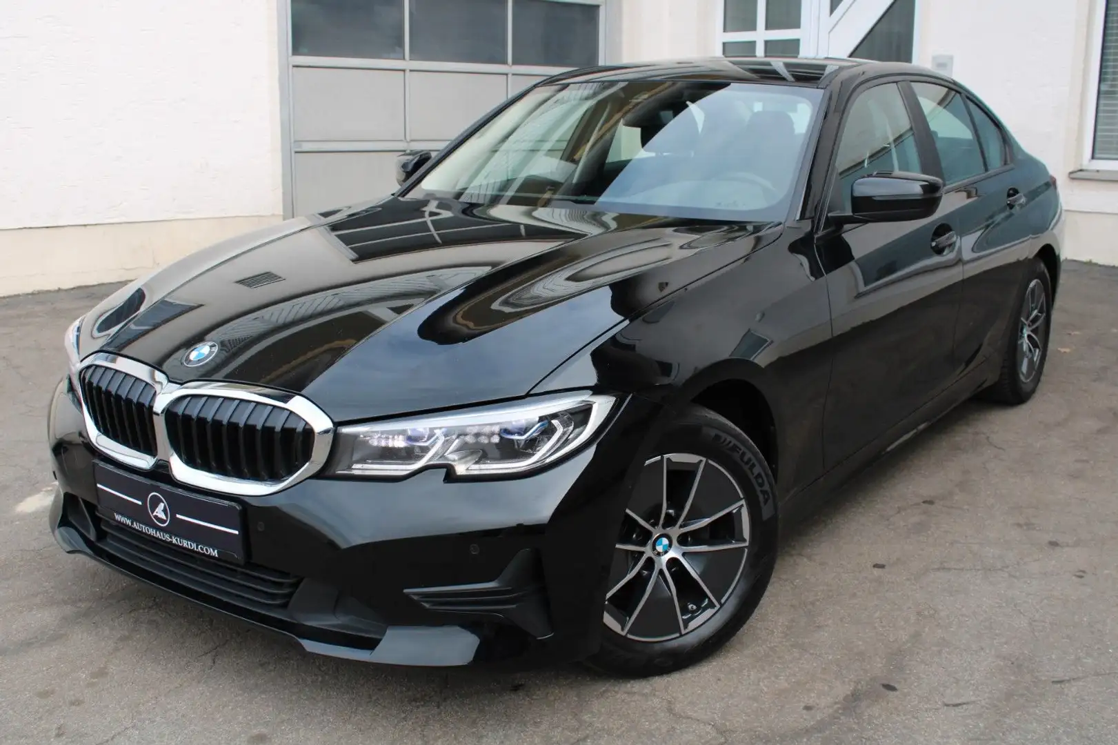 BMW 320 i Lim. Advantage LASER*KAMERA*CARPLAY*DAB*SHZ Zwart - 1