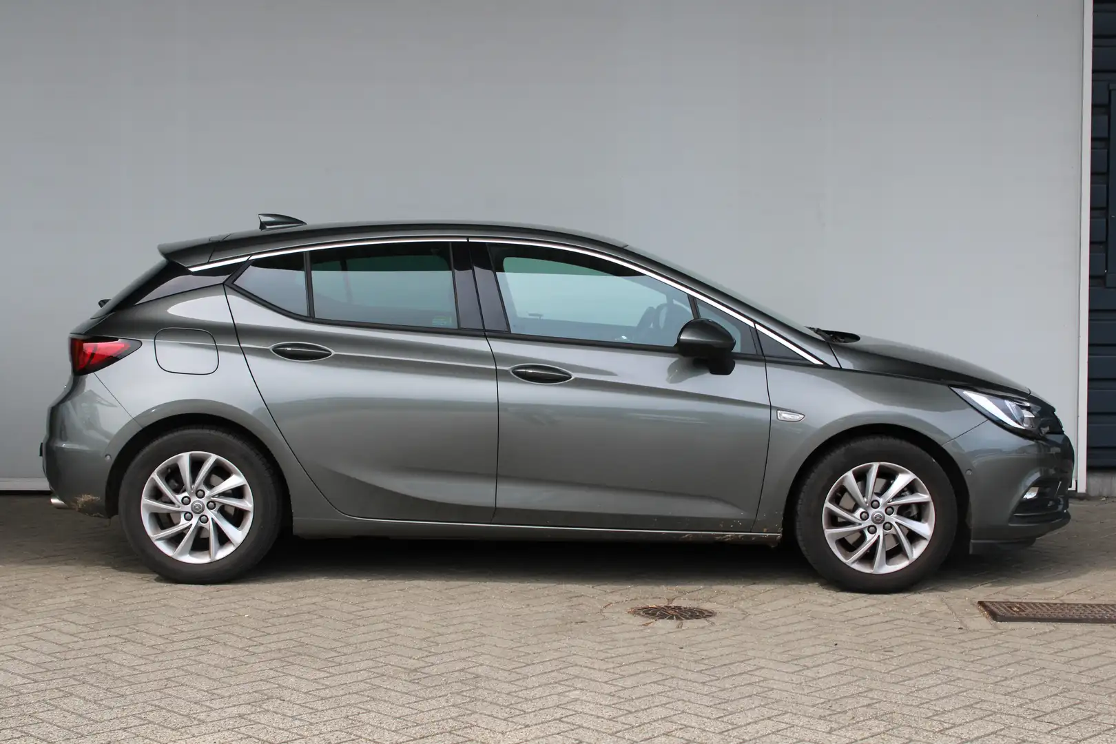 Opel Astra 1.6 Innovation | Achteruitrijcamera | Apple Carpla Grijs - 2