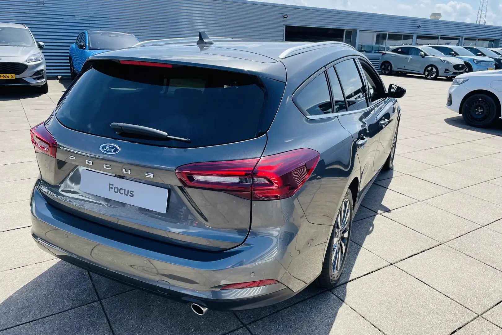 Ford Focus Wagon 1.0 EcoBoost Hybrid Titanium X Grijs - 2