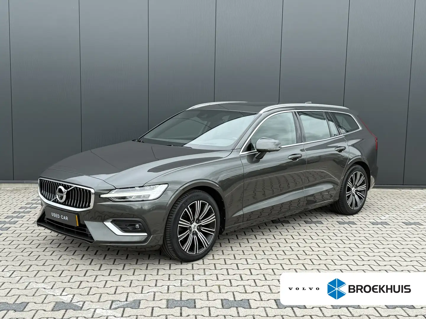 Volvo V60 2.0 B3 Inscription | Panoramadak | Trekhaak | Harm Grijs - 1