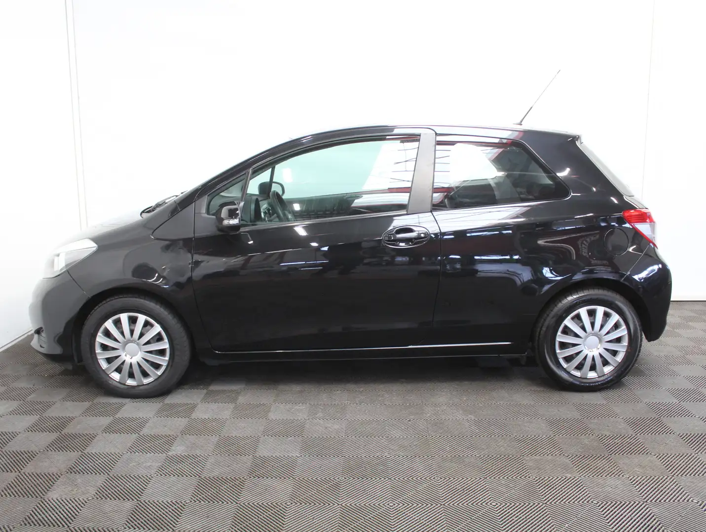 Toyota Yaris 1.3 VVT-i Aspiration AIRCO | CAMERA | CRUISE | ROL Schwarz - 2