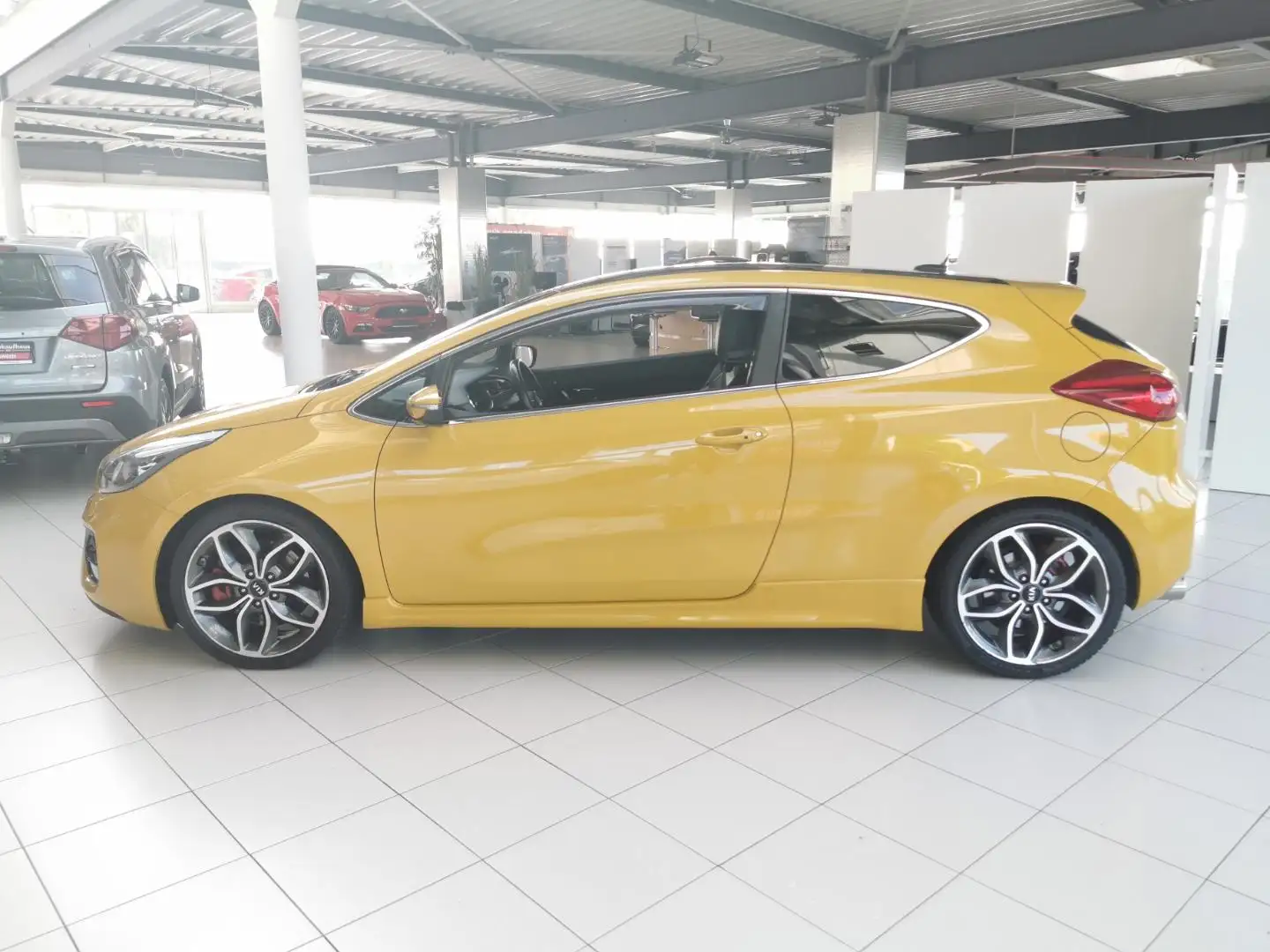 Kia Ceed / cee'd cee´d 1.6 T-GDI GT-Track+Navi+Klima+Alu+Pano++ Gelb - 2