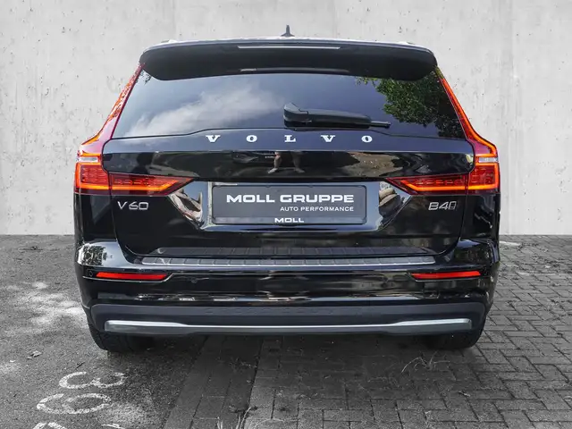 Volvo V60 Cross Country view 6
