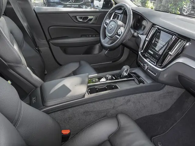 Volvo V60 Cross Country view 8