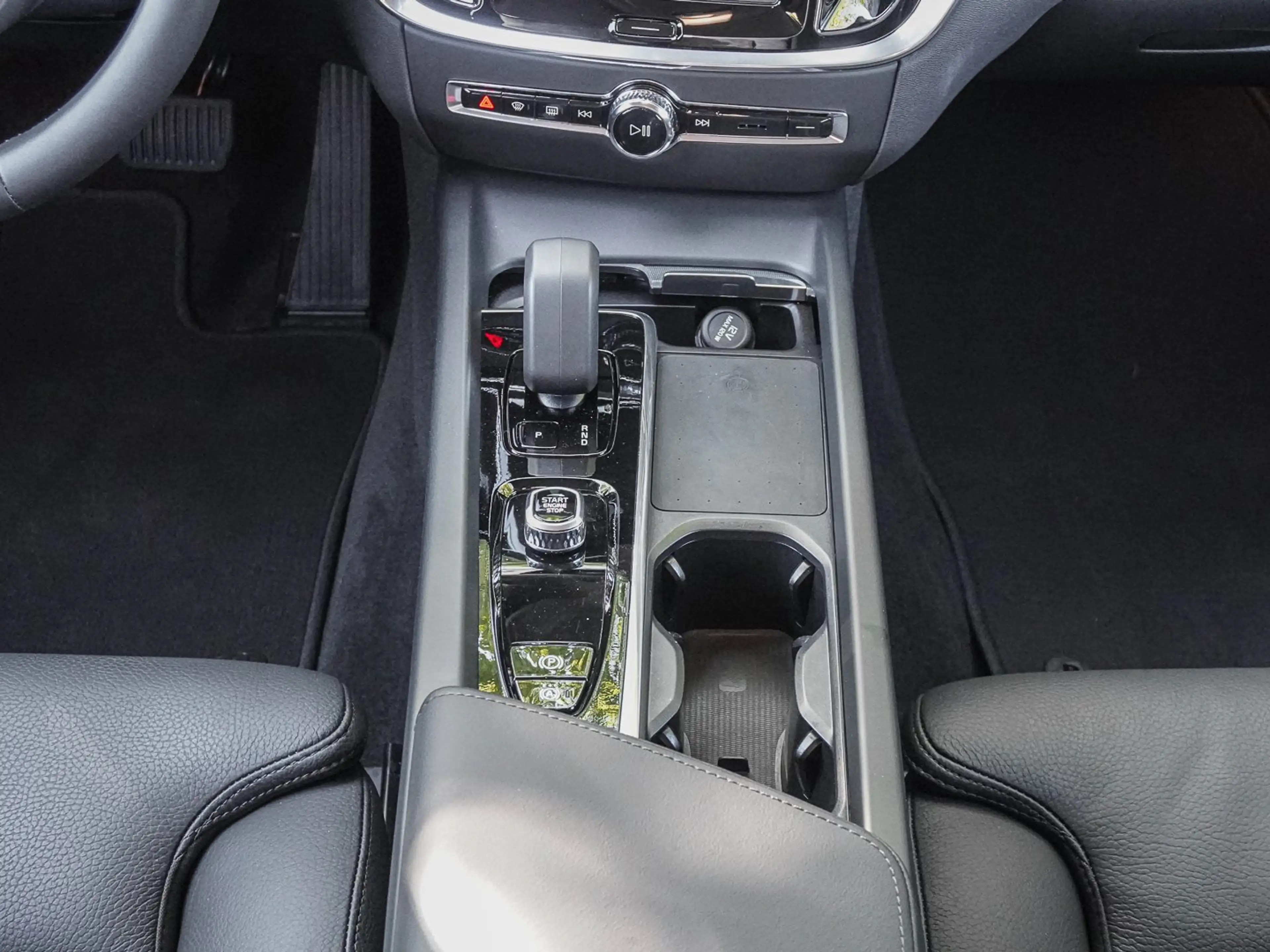 Volvo V60 Cross Country B4 AWD Plus LED — photo 13