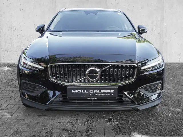 Volvo V60 Cross Country view 3