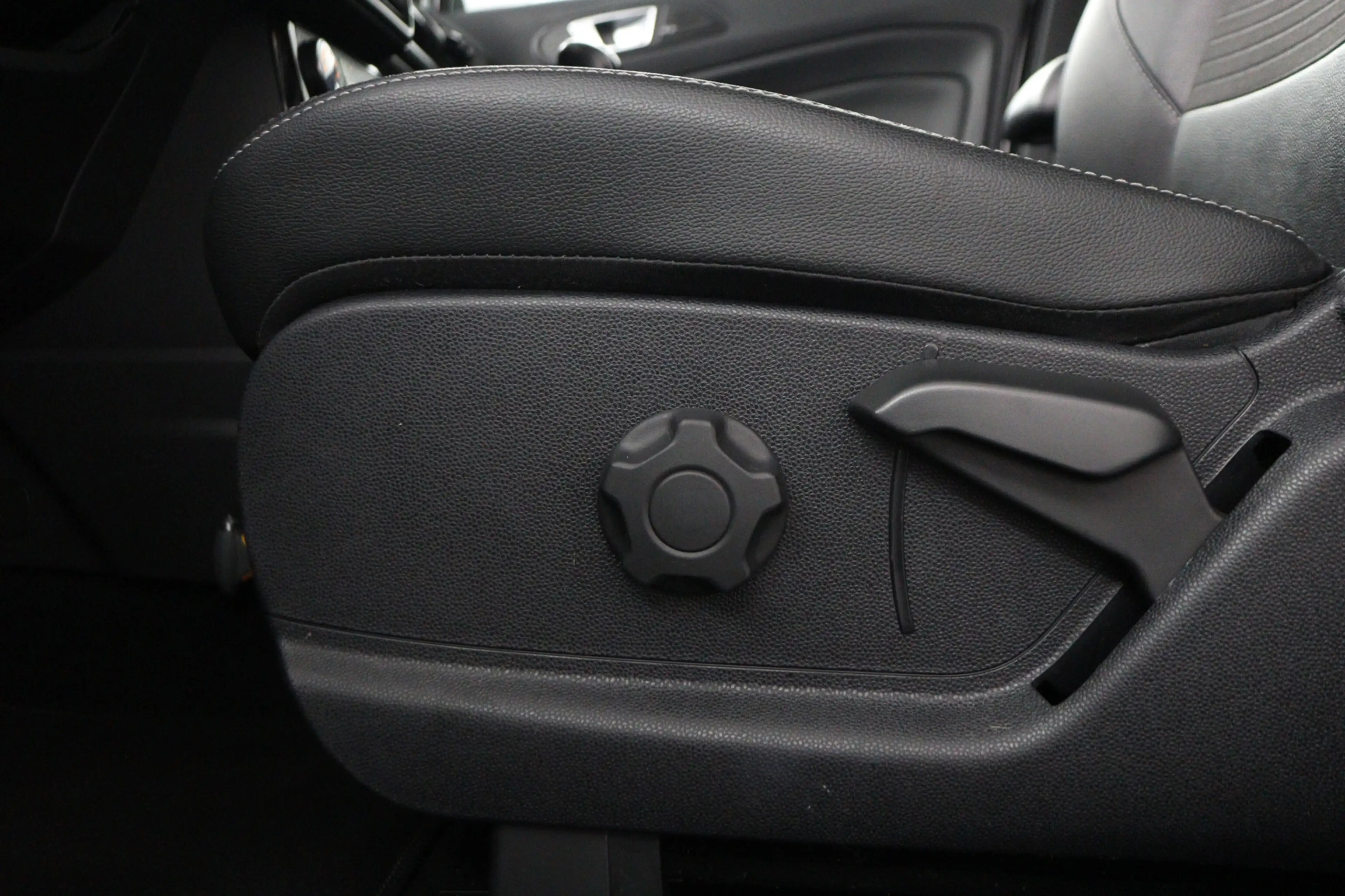 Ford EcoSport 1.0 Ecoboost 125 pk Titanium Winterpakket/ECC/DAB/ — photo 38