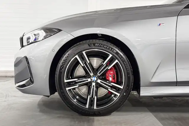 BMW 3 Series view 4