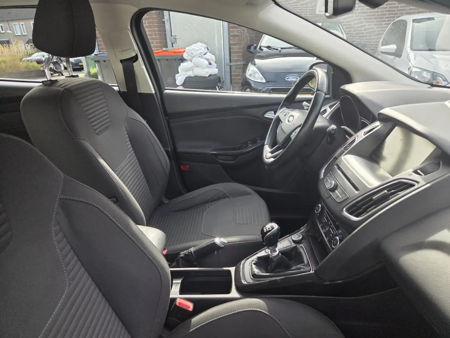 Ford Focus Wagon 1.5 Titanium Edition Grijs - 2