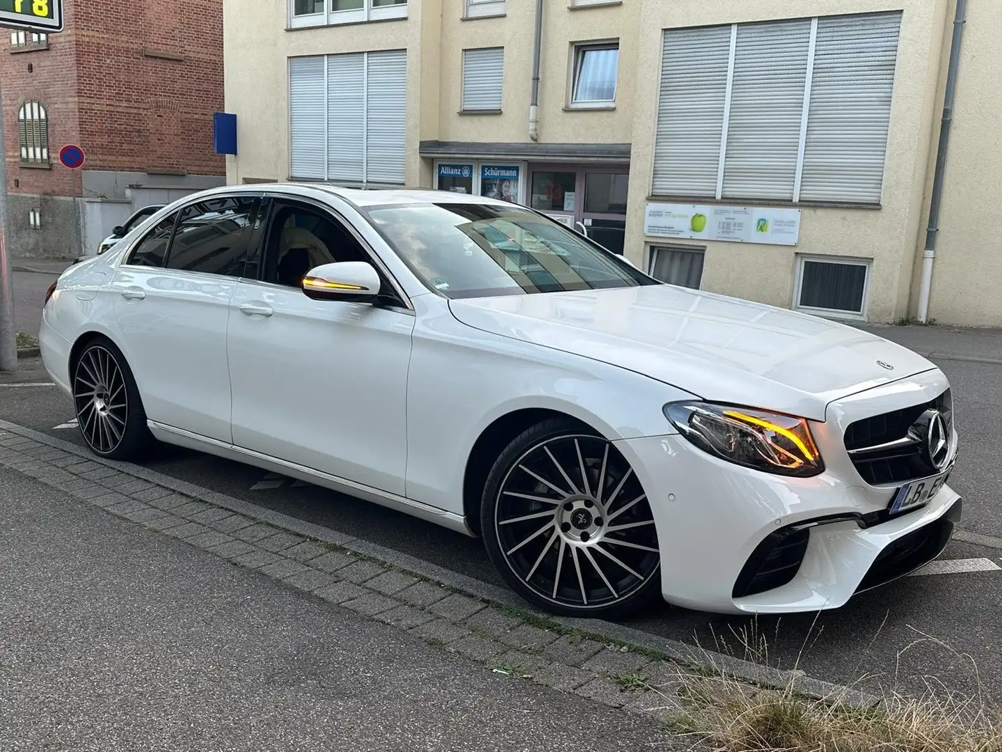 Mercedes-Benz E 220 d 9G-TRONIC Panoramadach, AMG Optik… - 1
