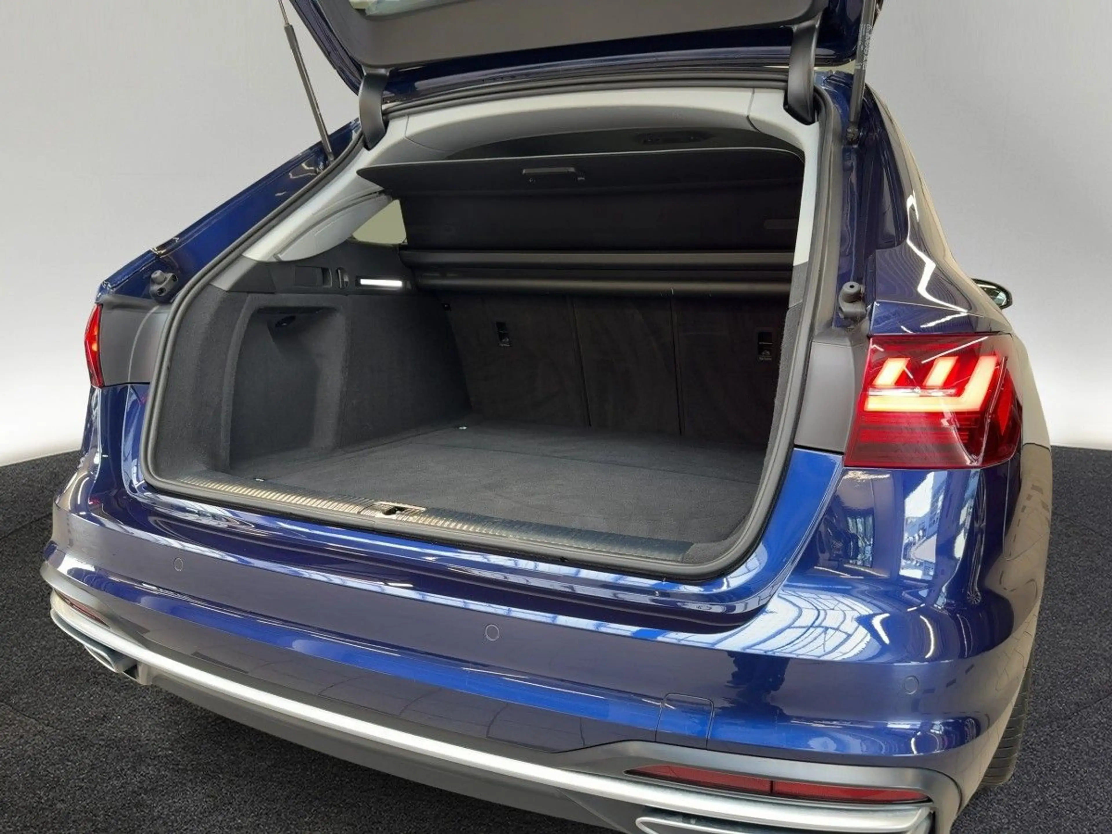Audi A4 advance 35 TFSI virtual Navi phone box — photo 7