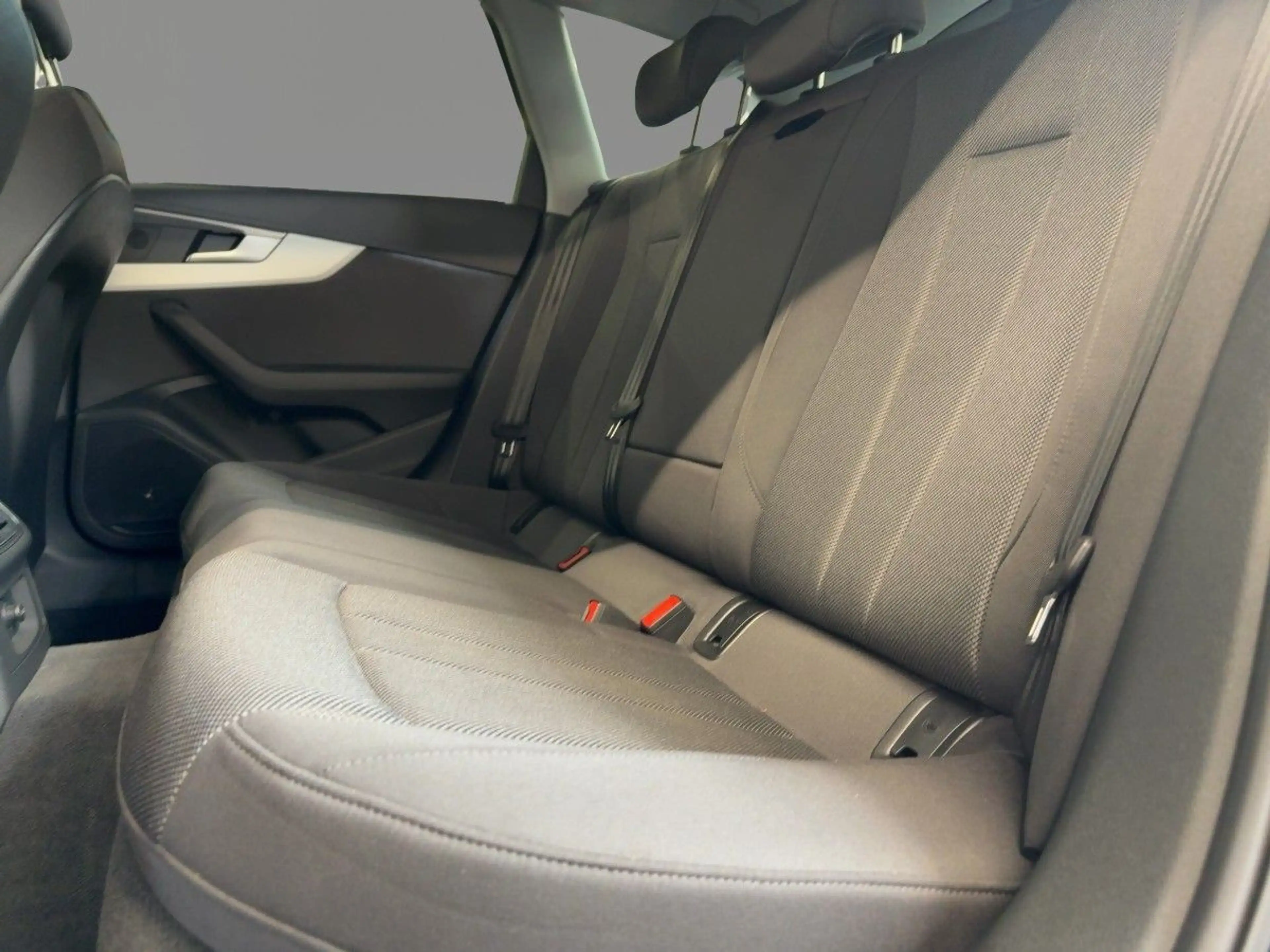 Audi A4 advance 35 TFSI virtual Navi phone box — photo 9