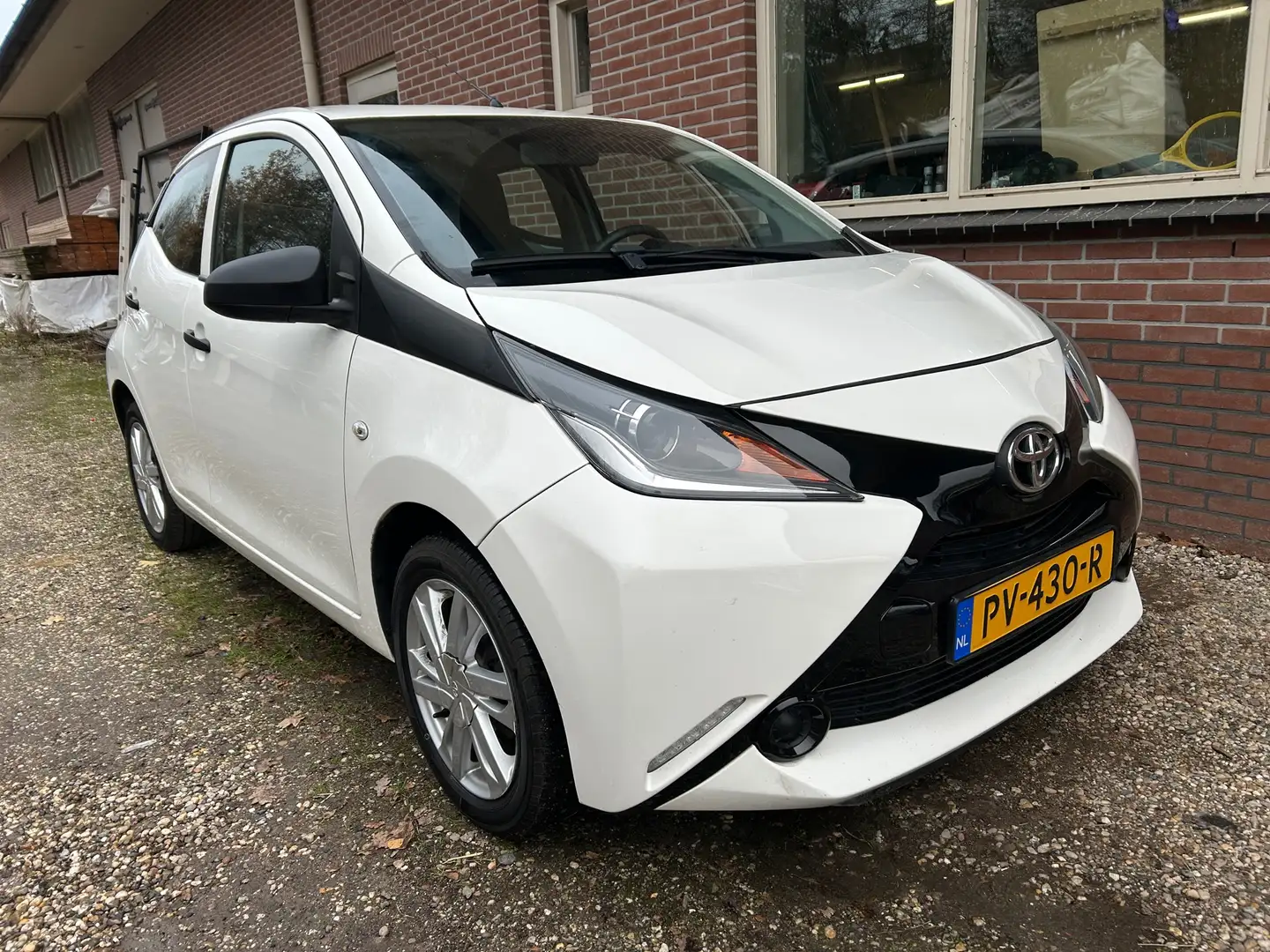 Toyota Aygo 1.0 VVT-i x-fun Wit - 2