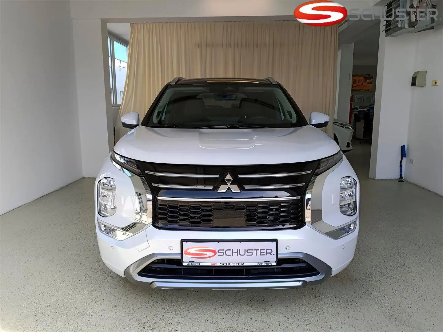 Mitsubishi Outlander PHEV 2,4 4WD Diamond / schwarzes Dach Weiß - 2