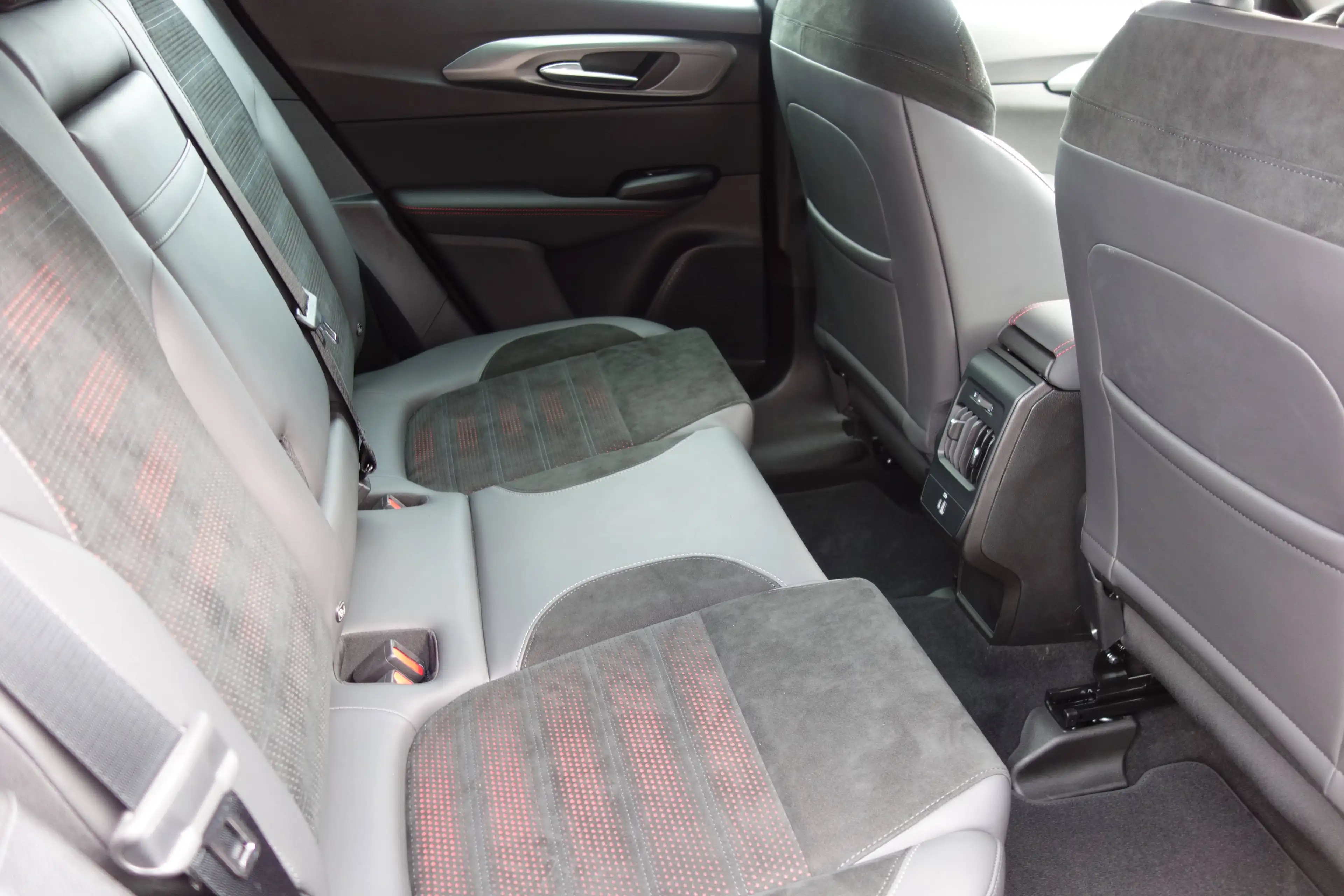 Alfa Romeo Tonale Veloce *Winterpaket/PDC/RFK/Garantie bis 03.2028* — photo 11