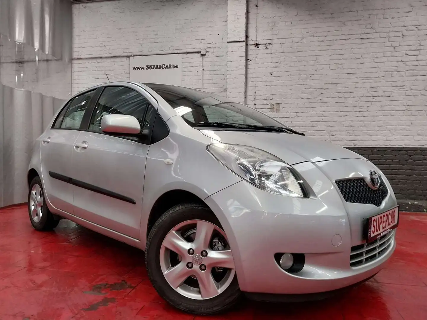 Toyota Yaris 1.3i VVT-i 16v Linea Luna * A/C * V/E * 160X 42 M* Silber - 1