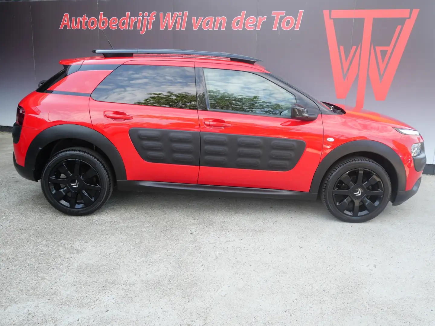 Citroen C4 Cactus 1.2 PureTech SHINE | CRUISE | CAMERA | LEER | 110 Rood - 1